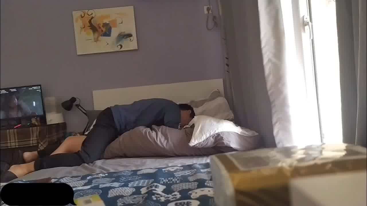  以看电影为由哄骗妹子啪啪，妹子说不戴套说会怀孕不肯，死缠烂打之下内射了妹子直接哭的稀里哗啦 的剧照1