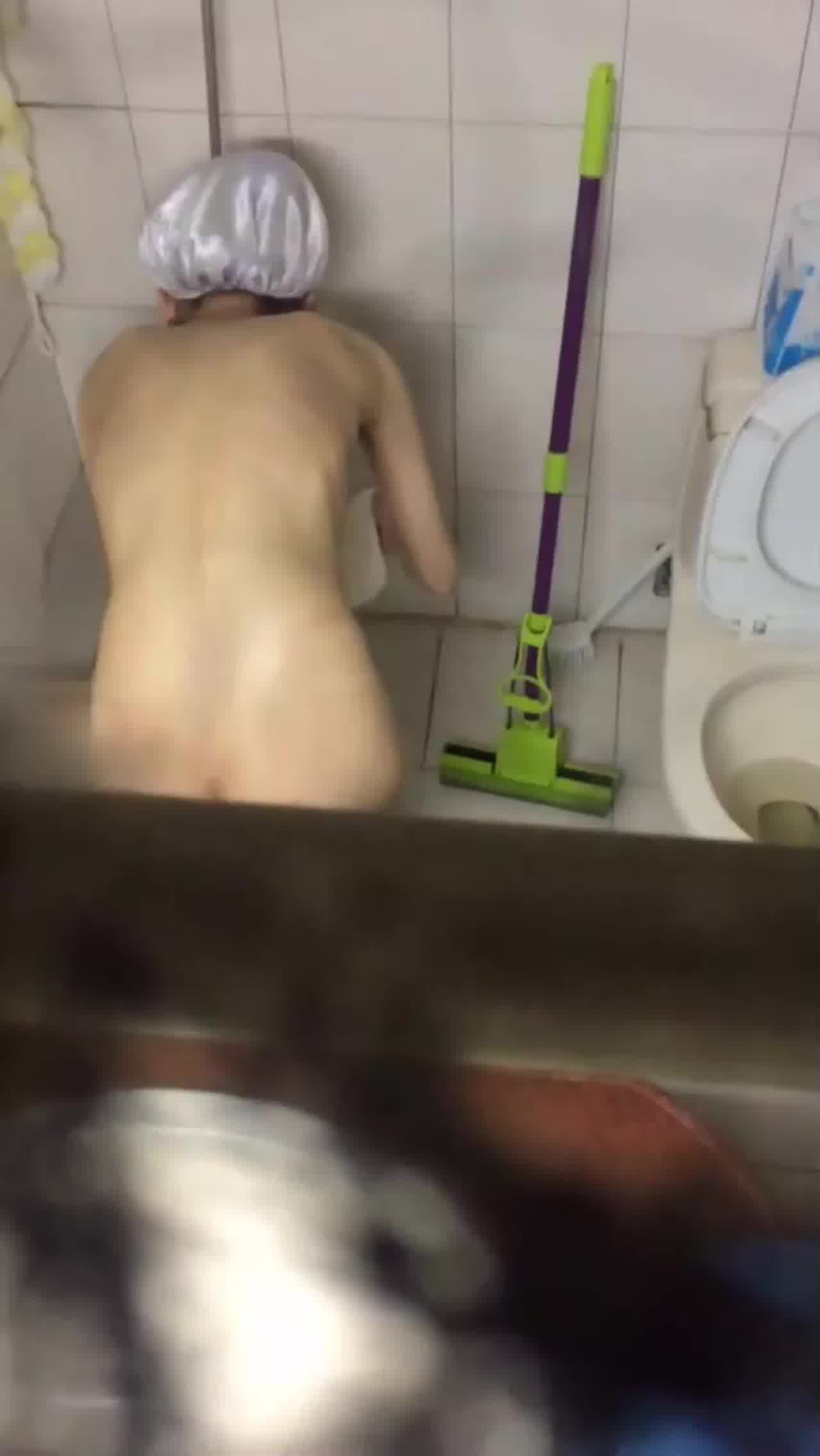  合租房偷窥年轻小媳妇一边洗澡一边和老公聊天 的剧照1