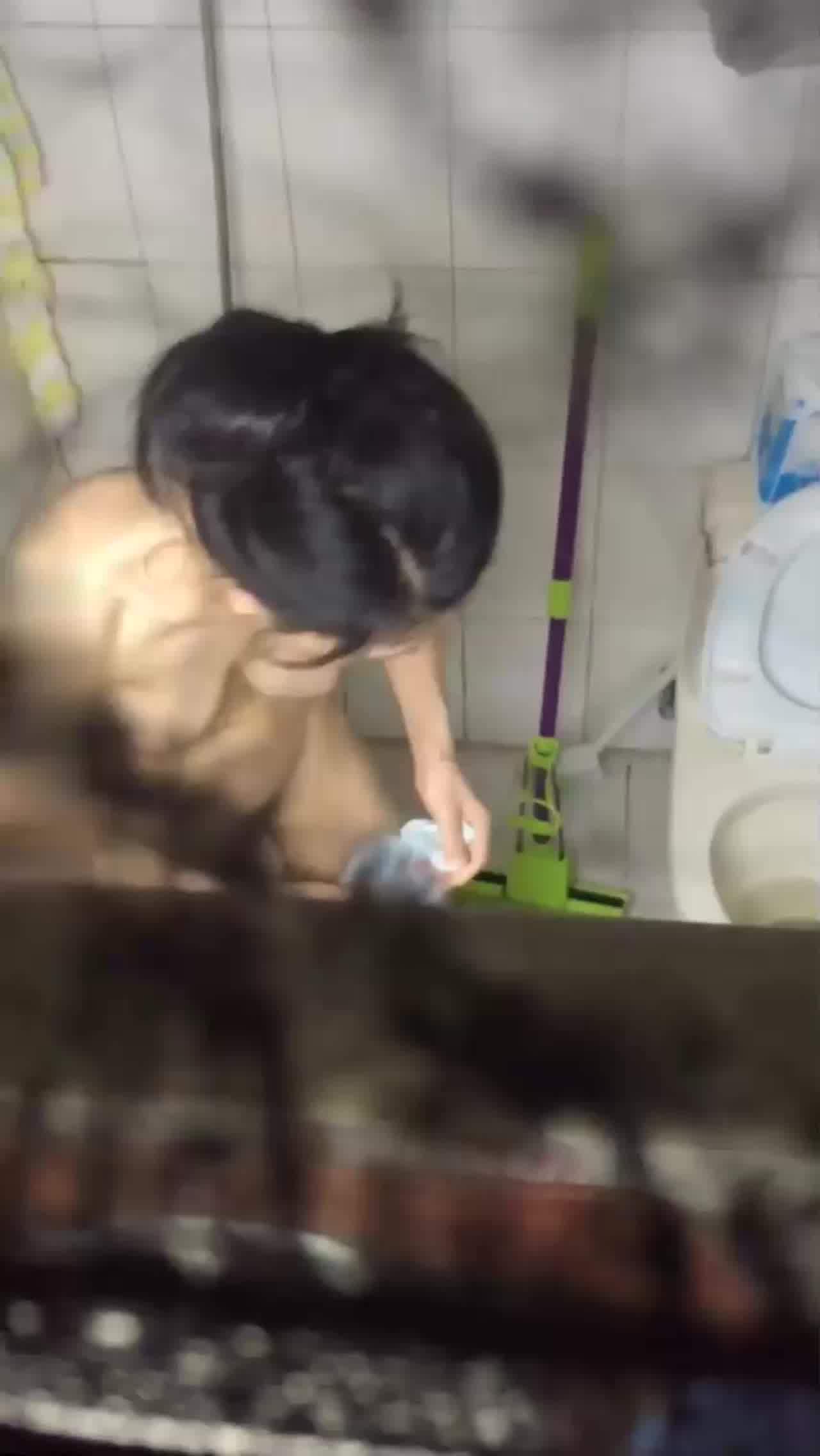  合租房偷窥年轻小媳妇一边洗澡一边和老公聊天 的剧照7