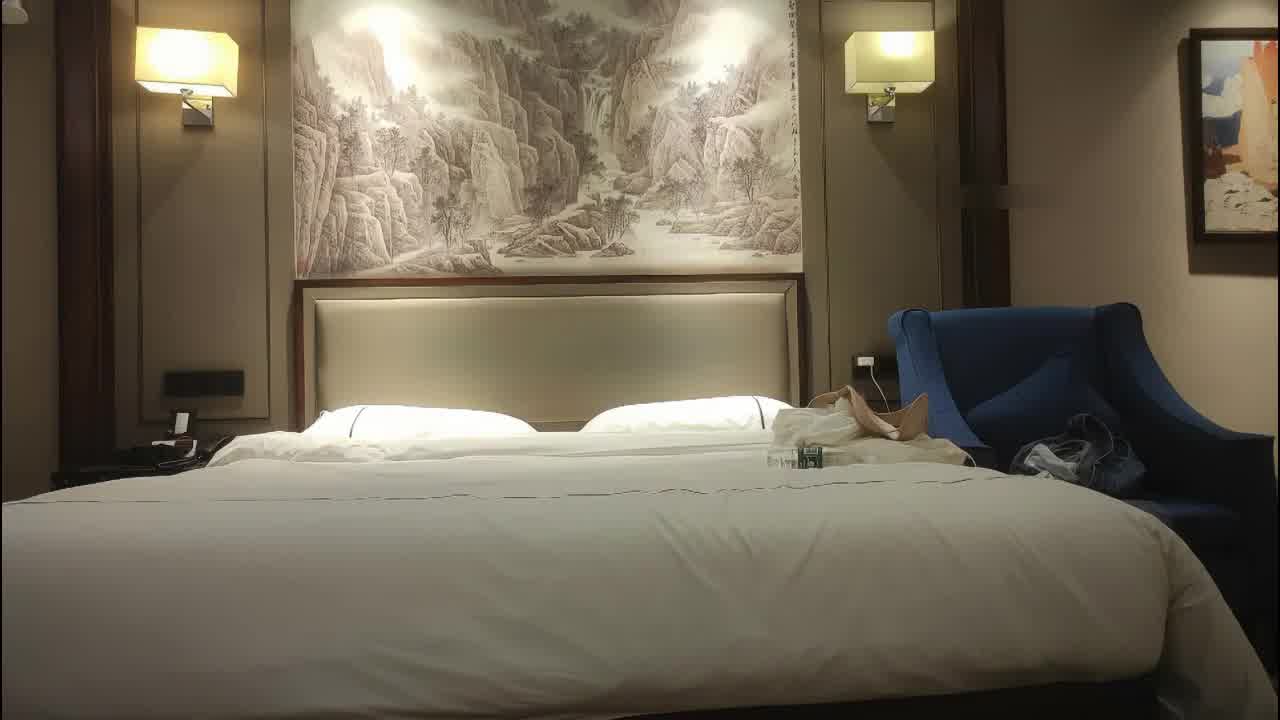  【嫖娼又变成干架了】2k叫的鸡不给口，退钱只愿退1k，说我白给你看吗？被老哥殴打威胁全退了，小姐都吓 的剧照8