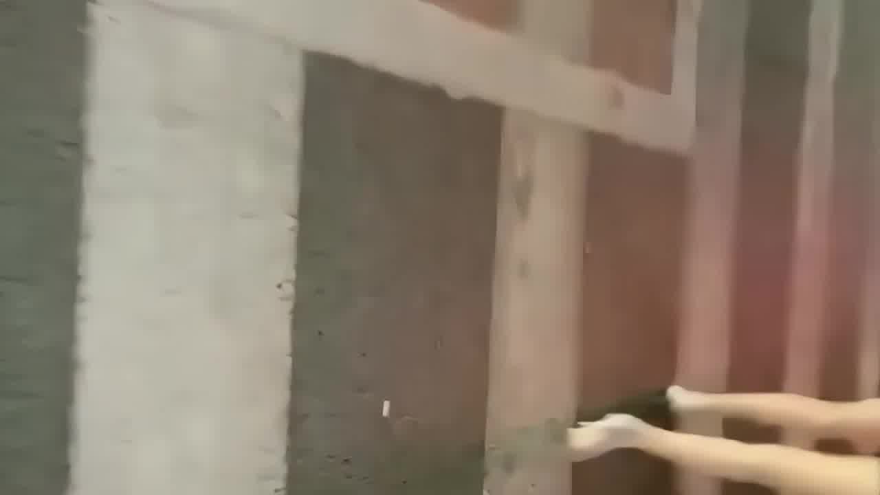  杭州夜间行走的高跟大长腿，一路淫语对白，桥下滋尿深喉后入 的剧照6