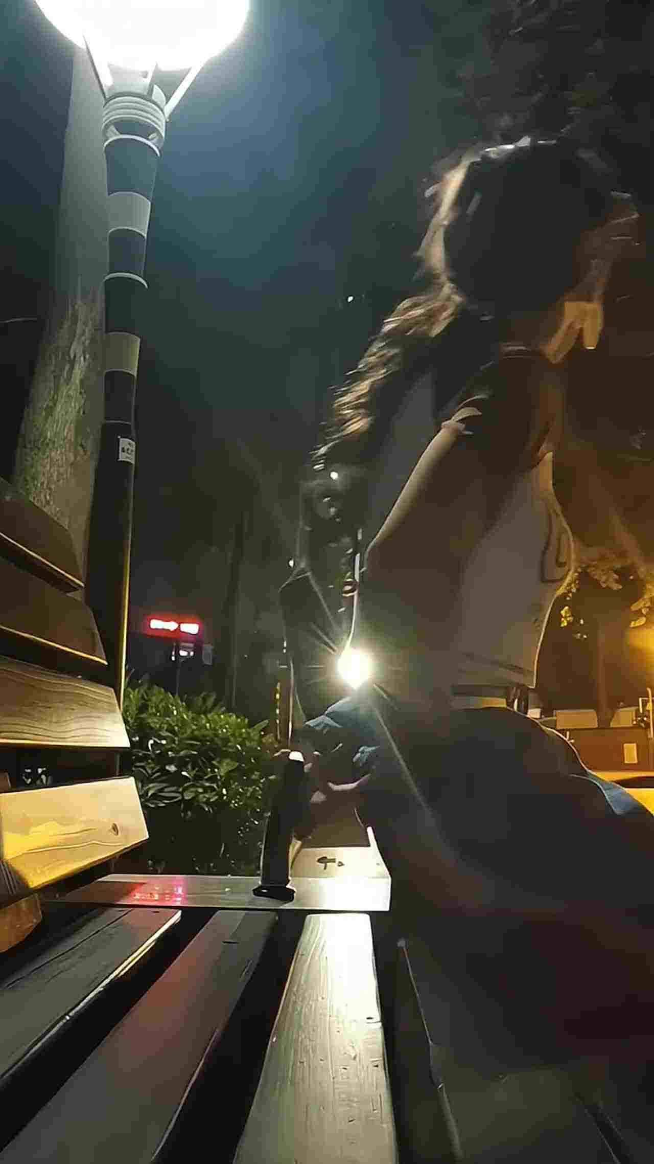  欲求不满的少女 在公园偷偷玩玩具塞在小穴 的剧照8