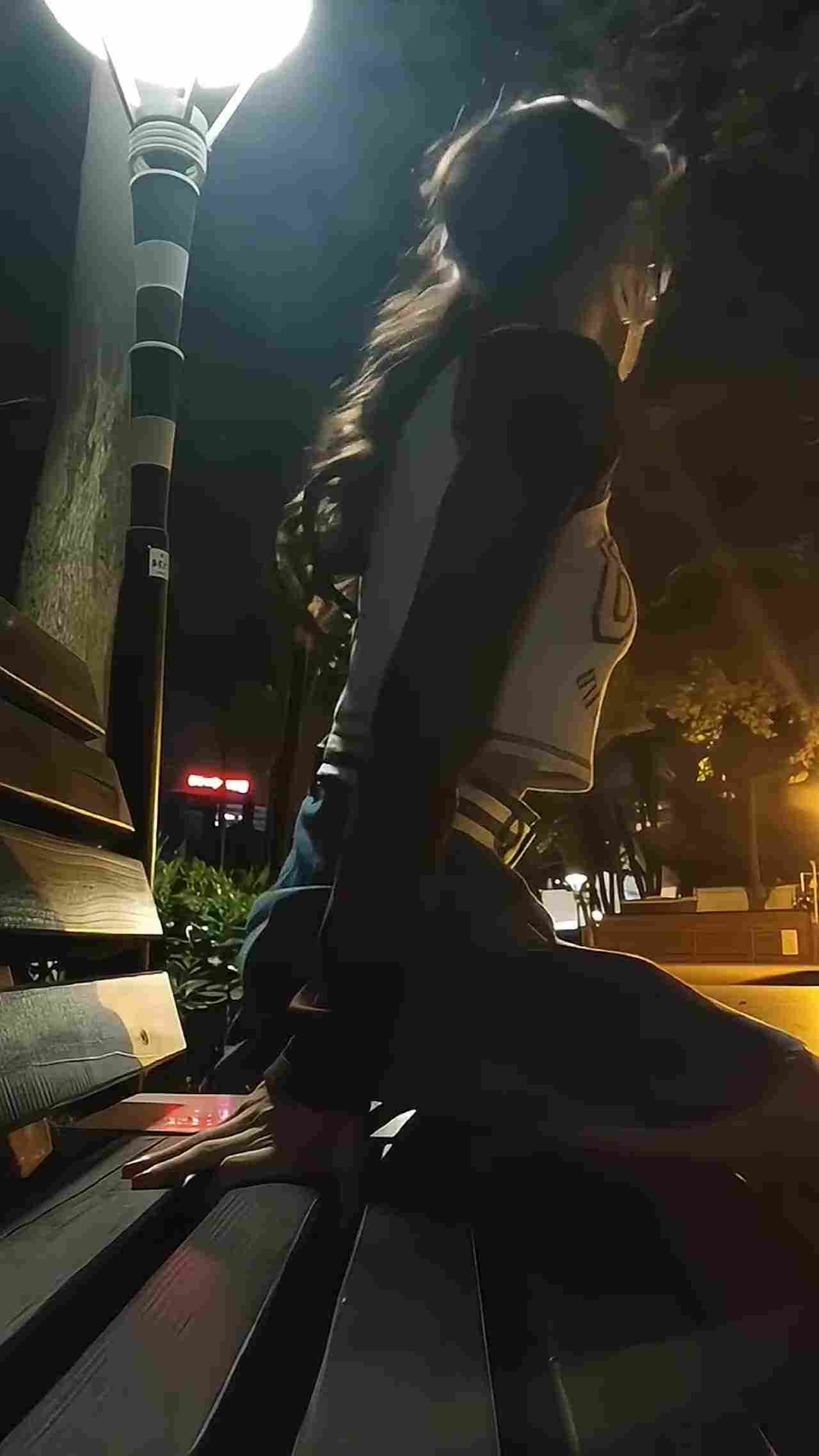  欲求不满的少女 在公园偷偷玩玩具塞在小穴 的剧照9