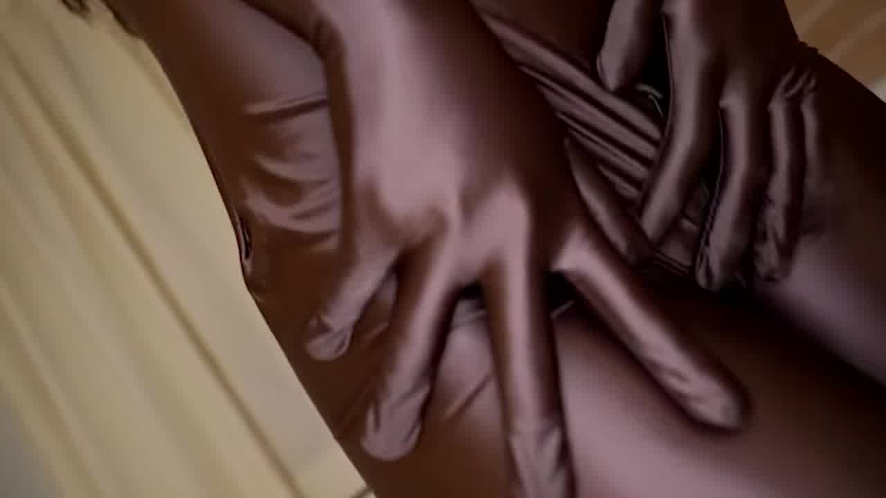  美女高清紧身衣挠养养，这算情趣还是地狱 的剧照7