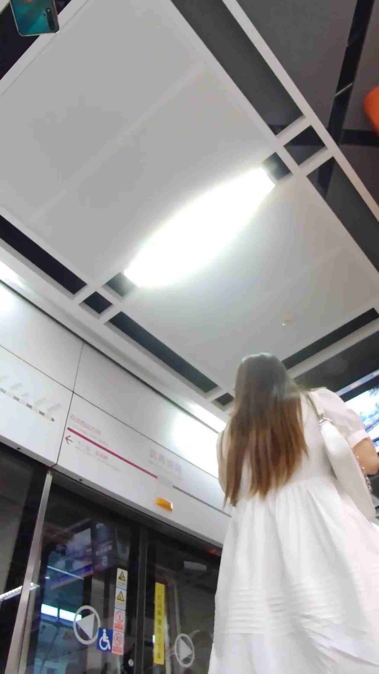  地铁偷拍小姐姐的裙底风光 的剧照1