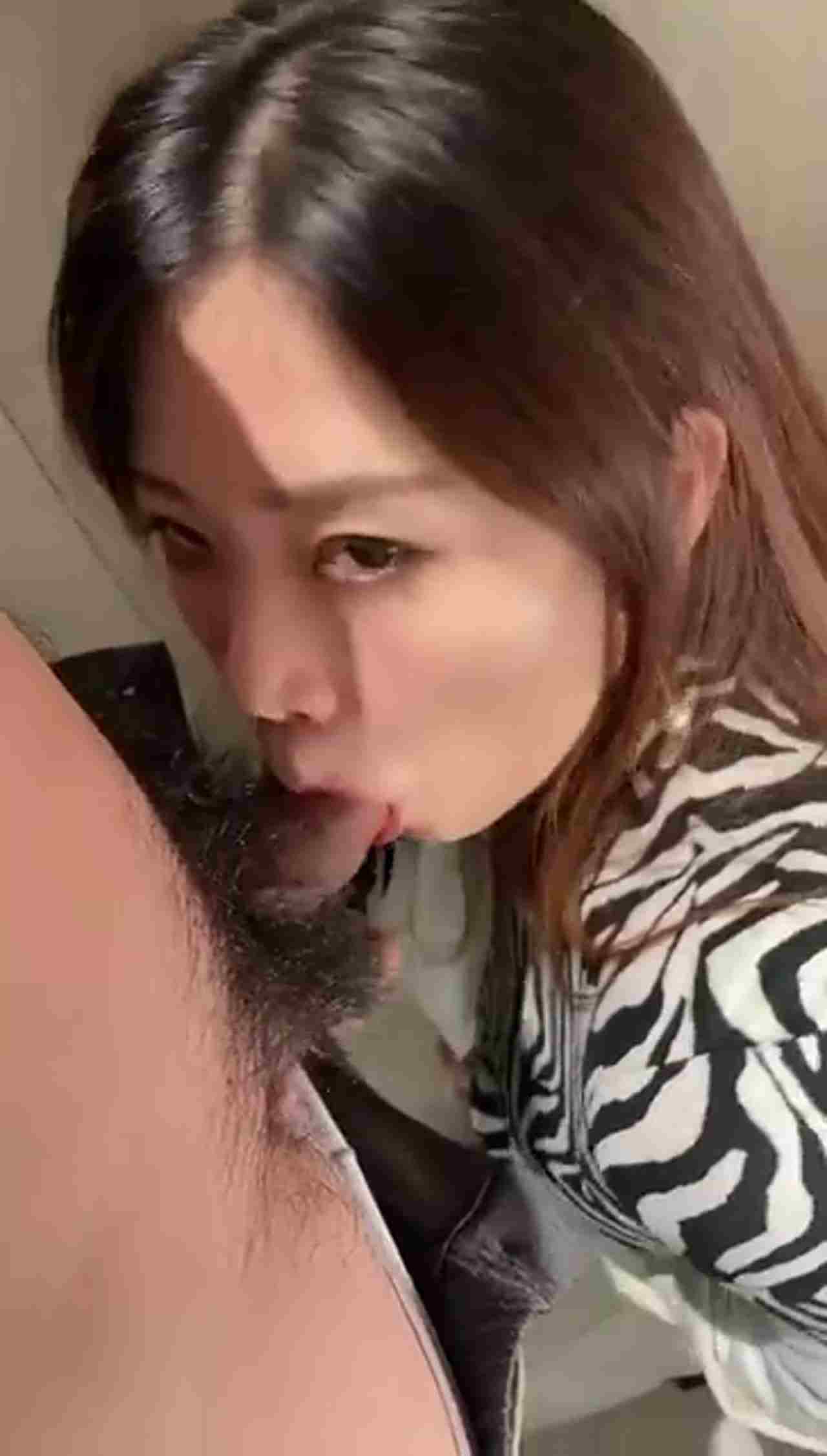  黑丝斑马纹修身衣显身材胸大口交 的剧照5