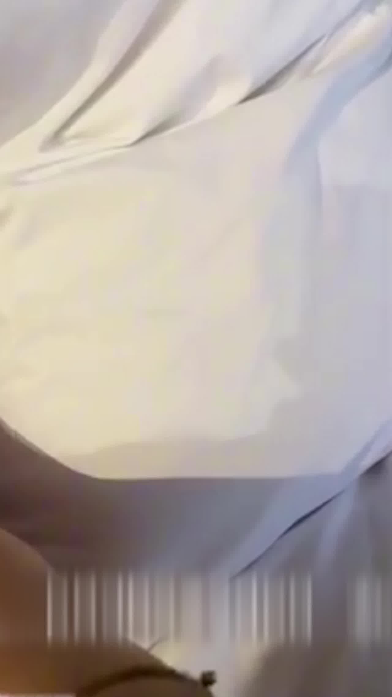  完美的露脸完美的巨乳太懂事了拔出来就知道张开嘴接住 的剧照4