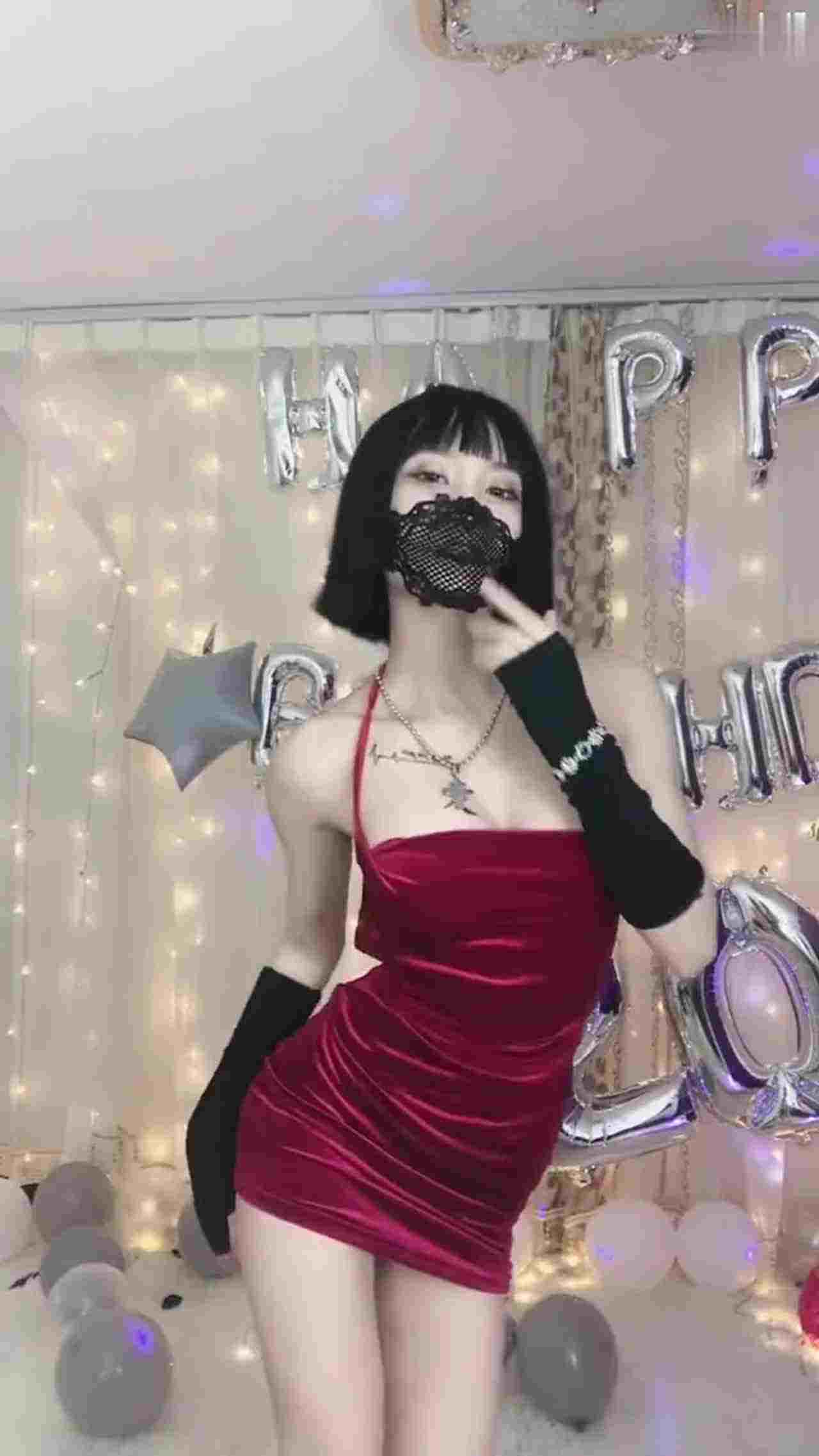  短发正妹诱惑视讯给寿星男友 的剧照1