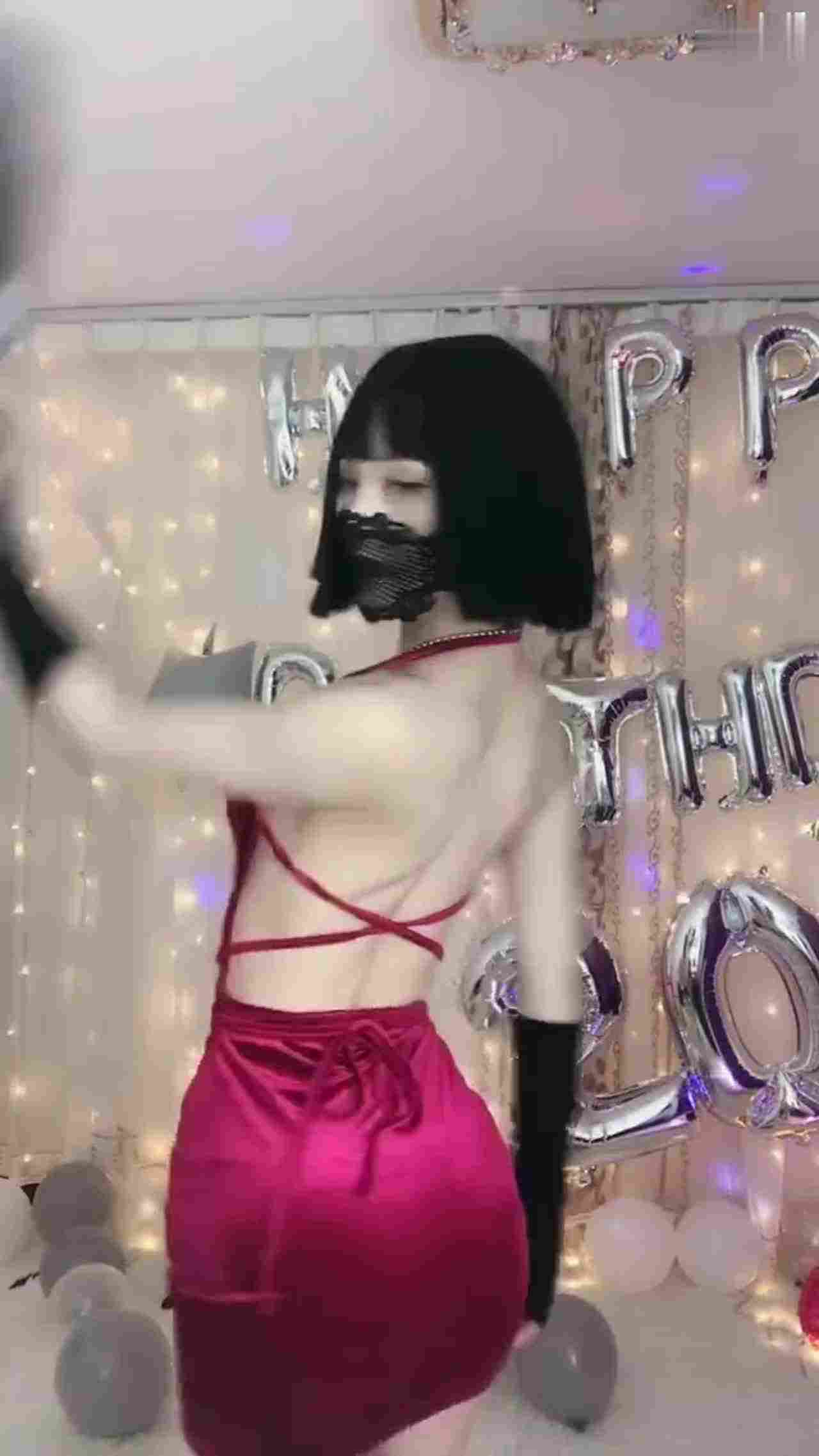  短发正妹诱惑视讯给寿星男友 的剧照4