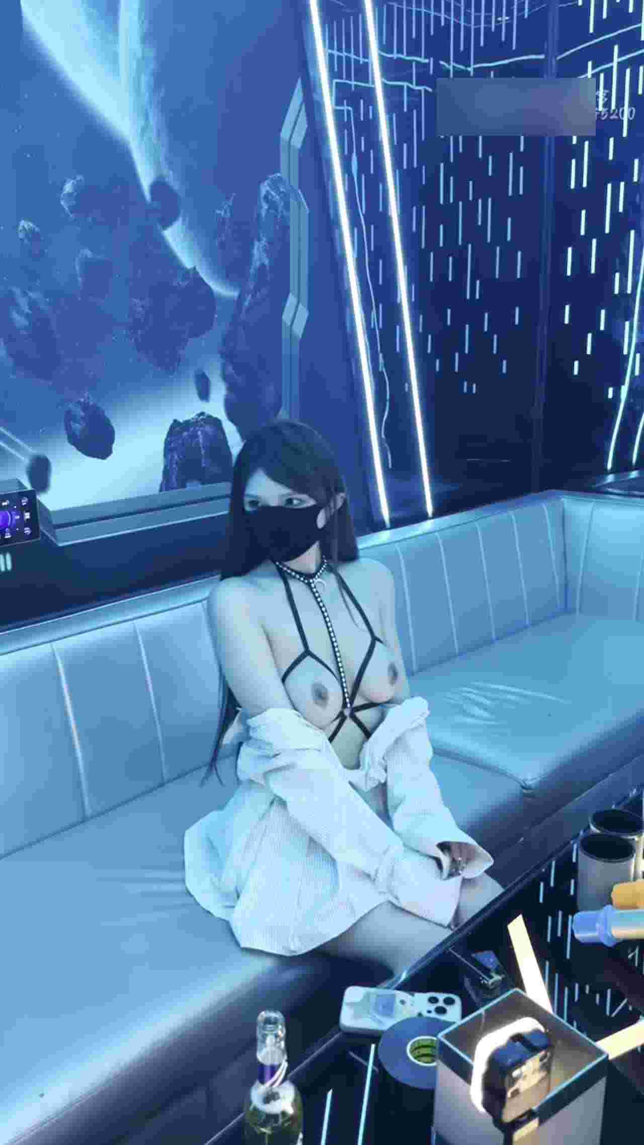  ktv太热脱掉衣服露乳唱歌 的剧照4