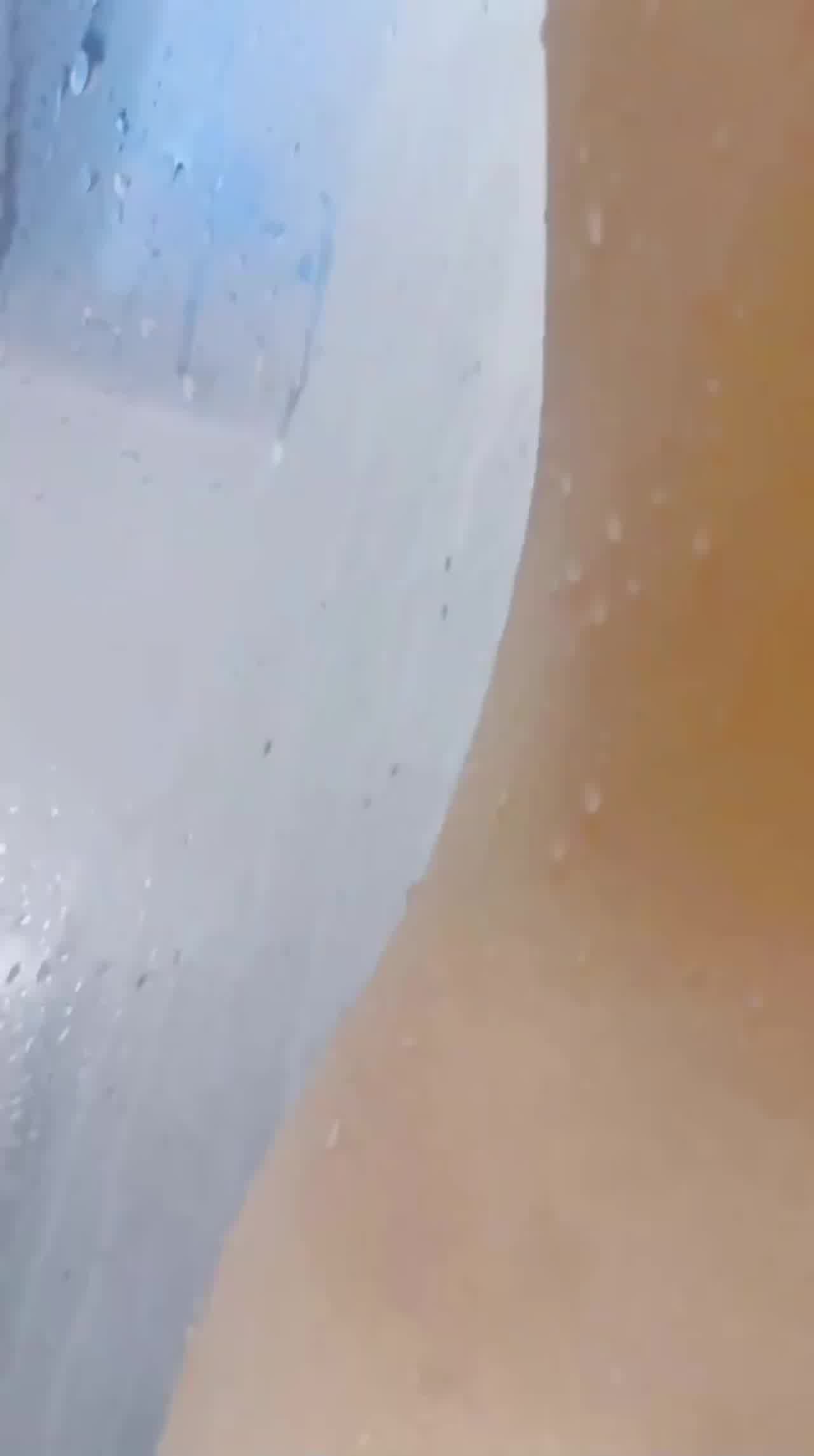  【真实强上在洗澡的炮友】有了男友之后就不愿意打炮，暴力强推了半天才得逞，射了好多精液在她的嫩穴上 的剧照8