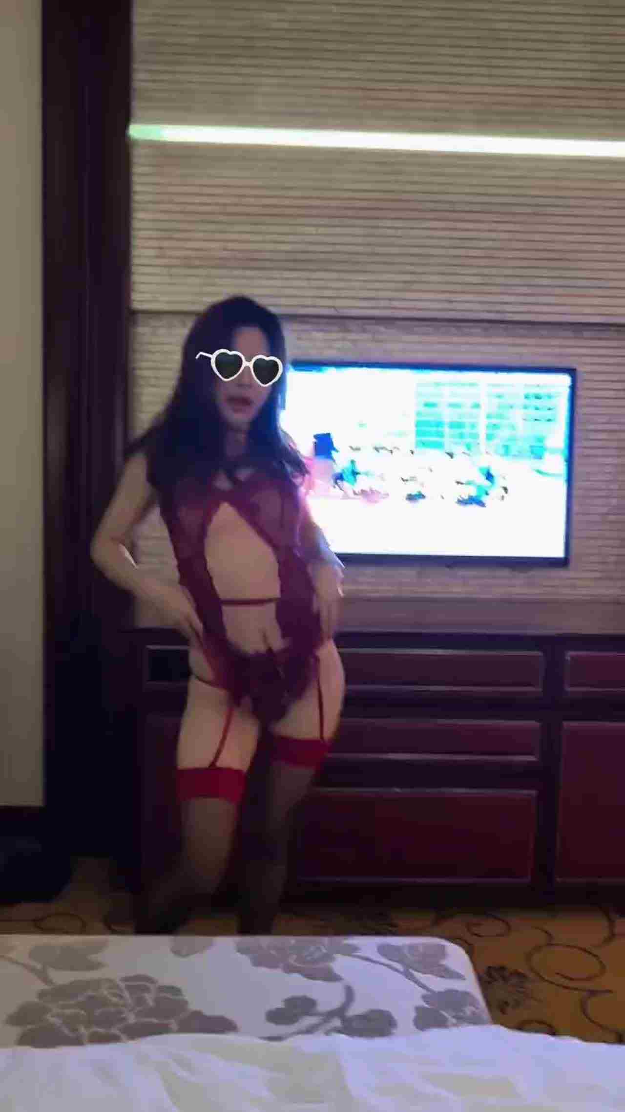  我家媳妇在我面前扭，受不了想干死她 的剧照8