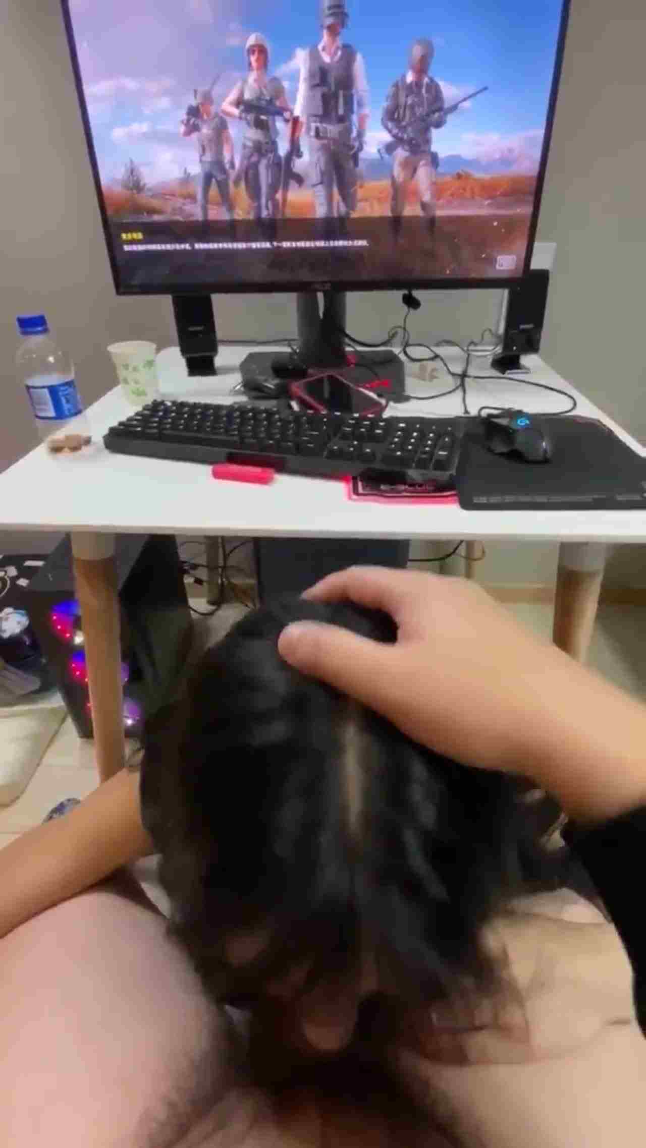  怕女友寂寞也让她一起吃鸡 的剧照1