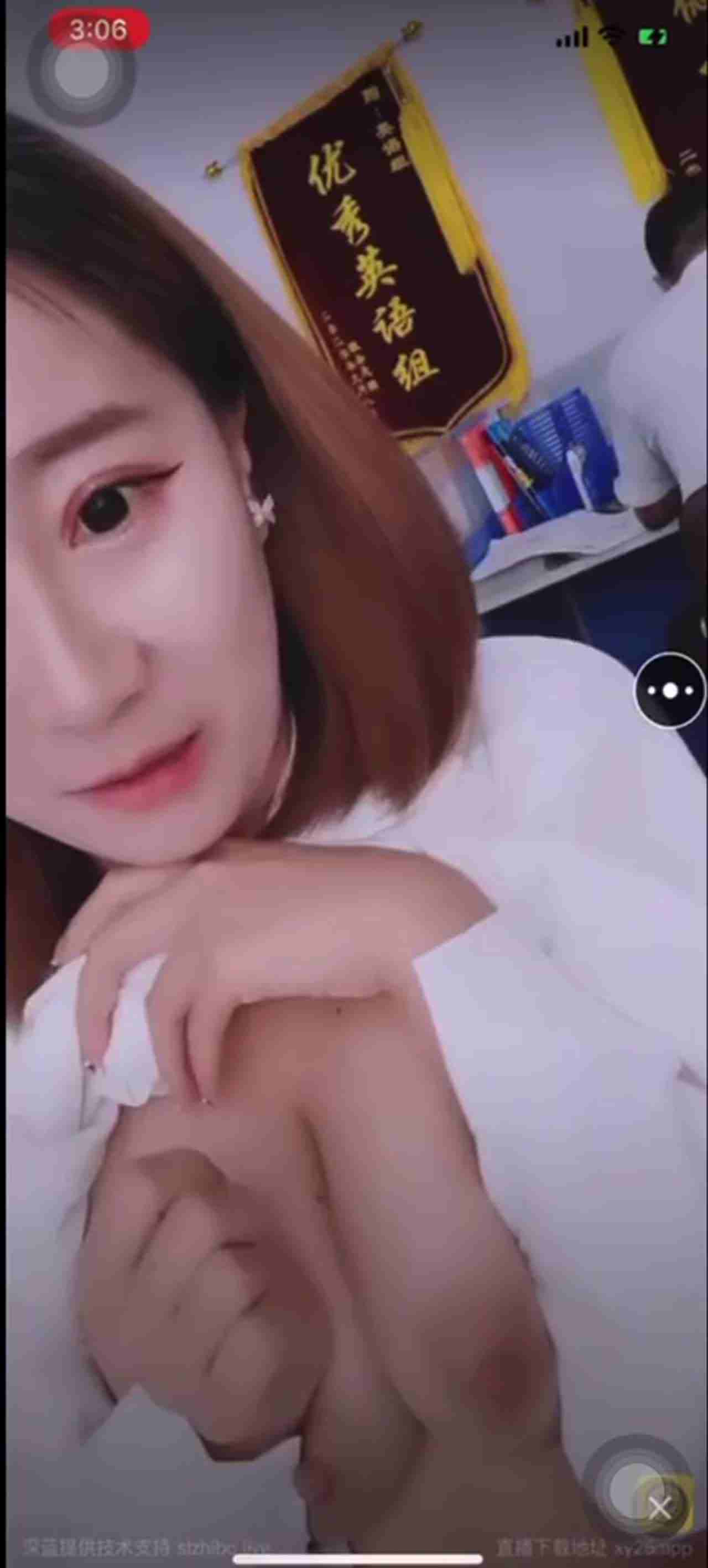  英文老师在办公室边改作业边黄播 的剧照2