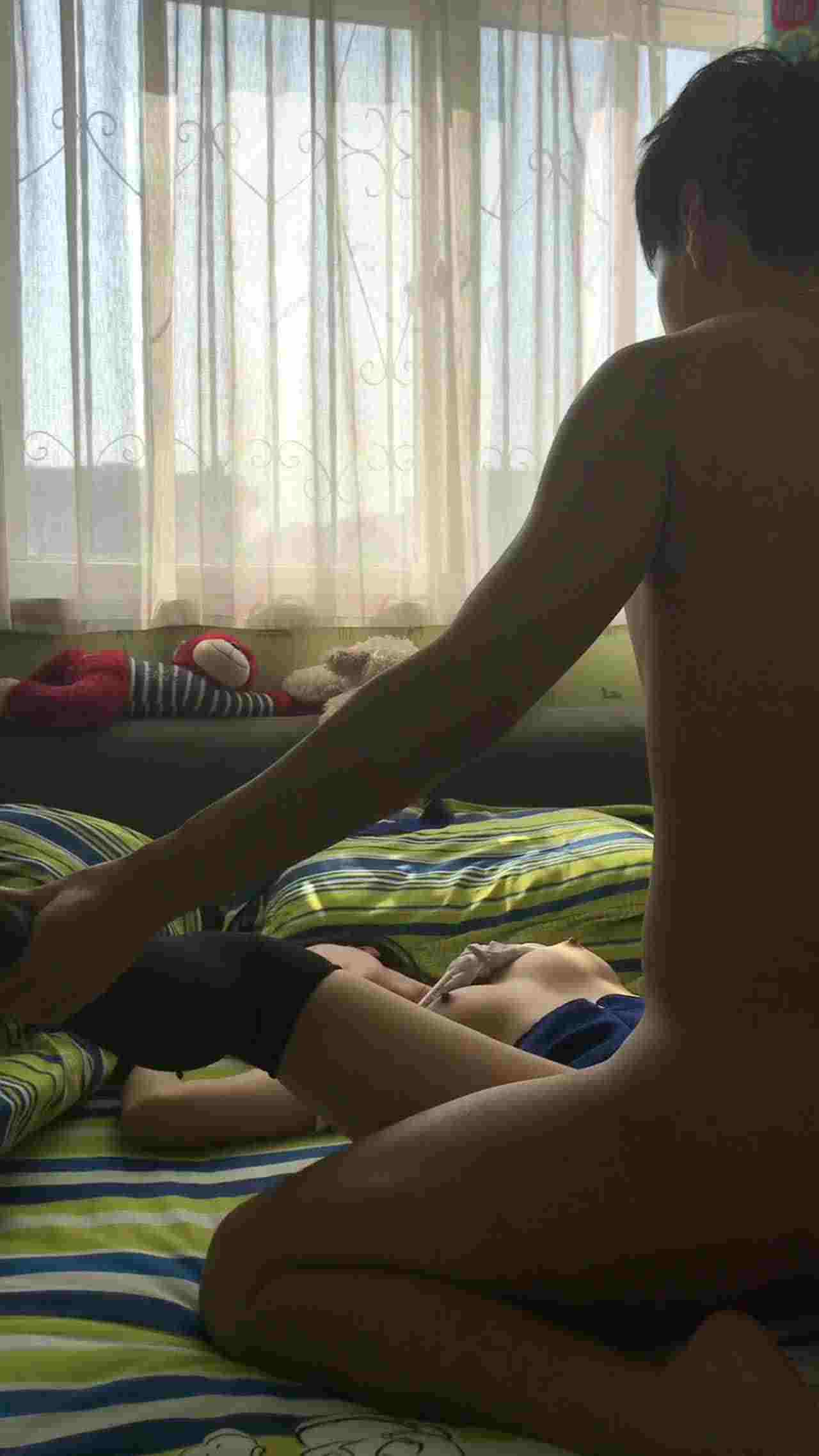  高颜值空姐女友穿着黑丝被我操 的剧照1