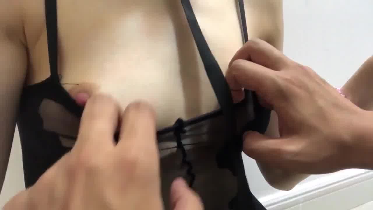  黑色蕾丝露胸上衣 的剧照6