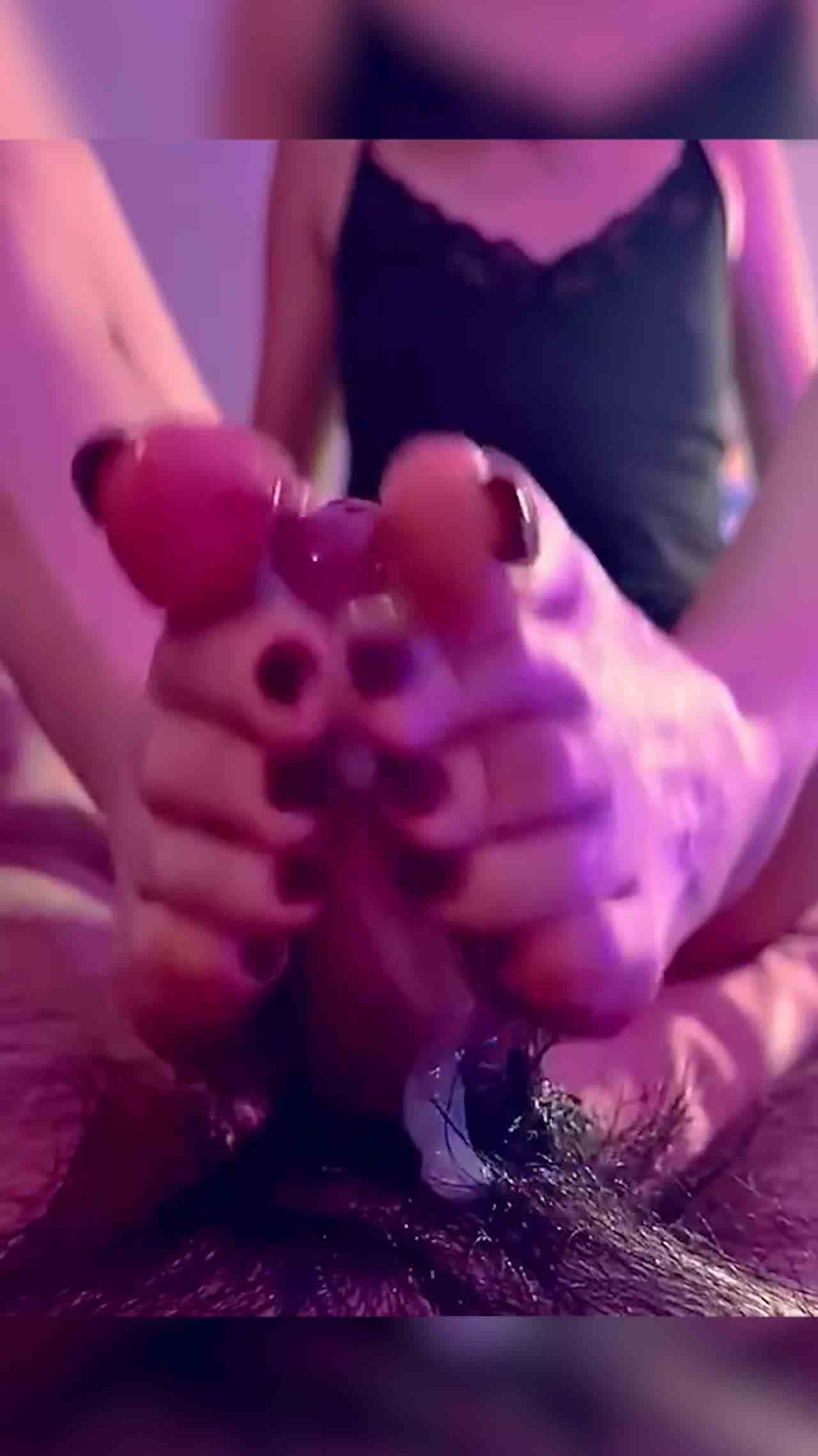  技师足交，这该死的骚红趾甲，粉红色的昏暗灯光，瞬间精虫上脑了！ 的剧照8