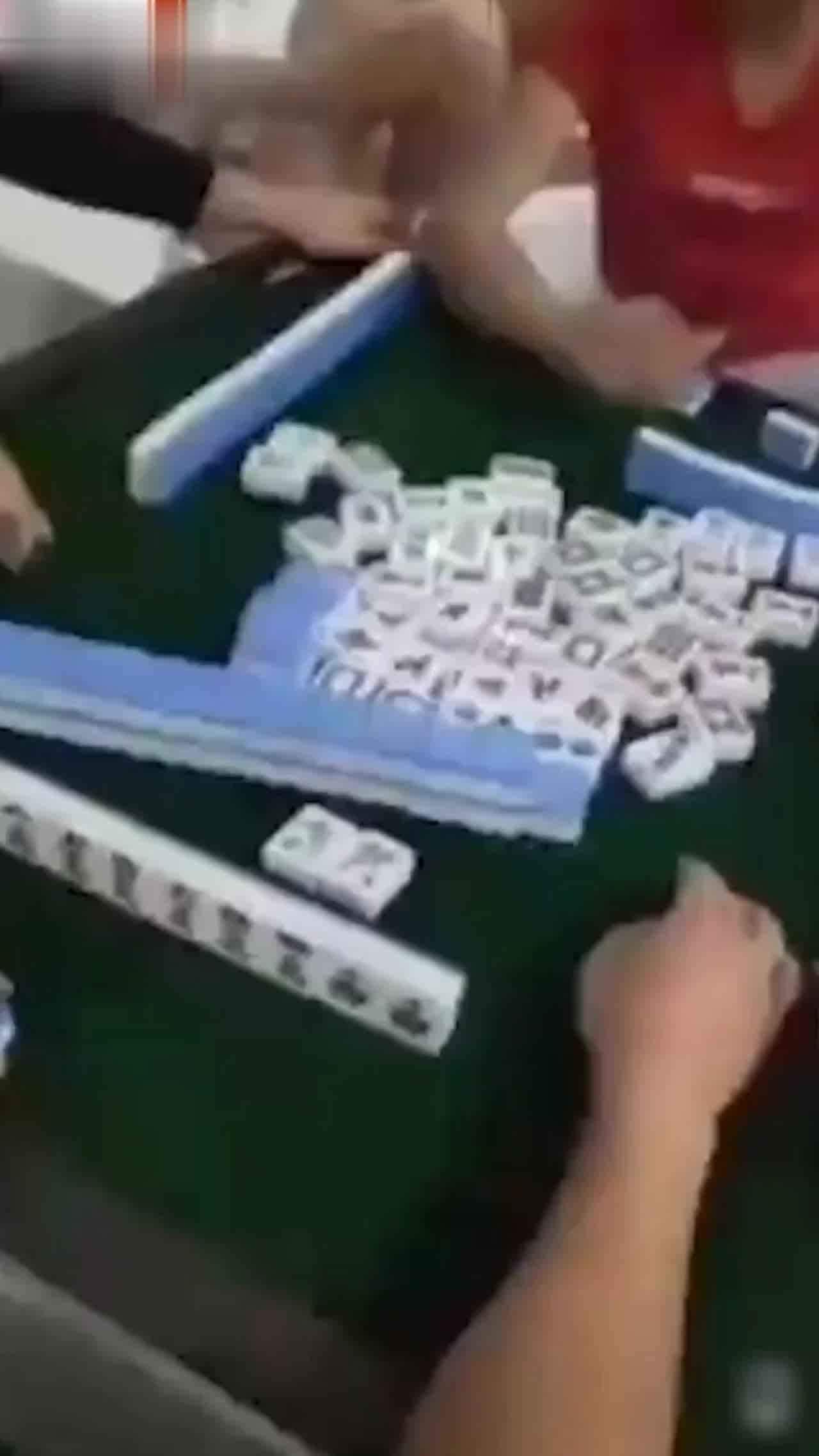  小浪蹄子麻将输了，没钱，肉偿交换 的剧照7