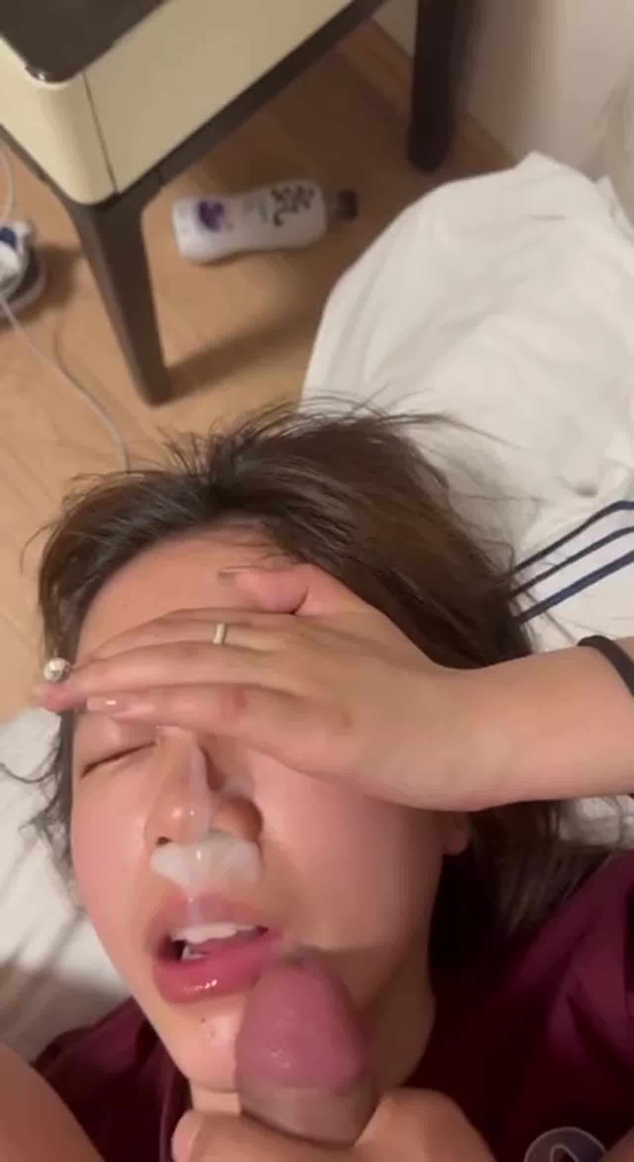  嗳呀! 精华都射到鼻孔里了啦!! 的剧照4