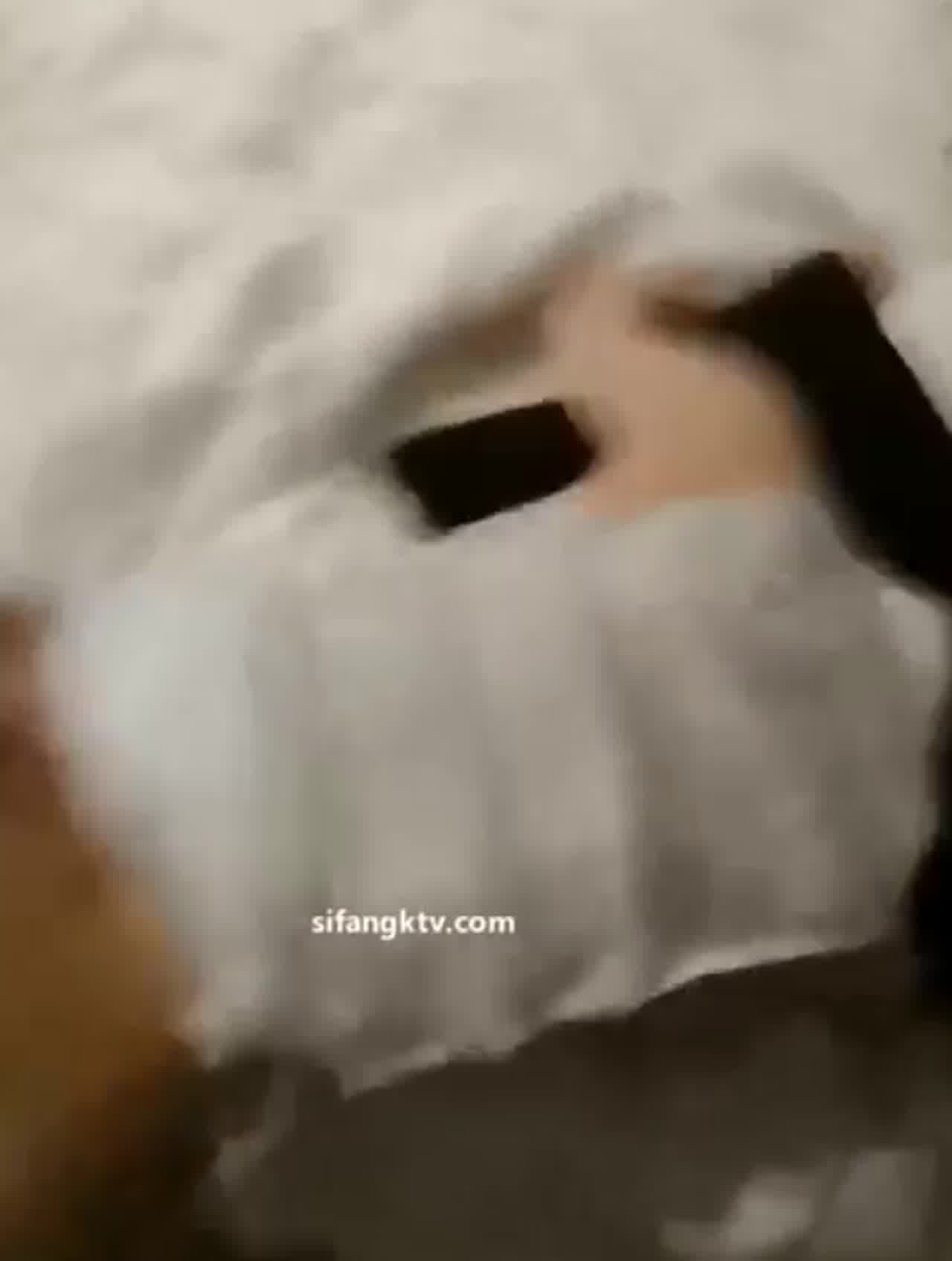  女友帮我口交 她太会了 就射了她身上是精啊 的剧照1