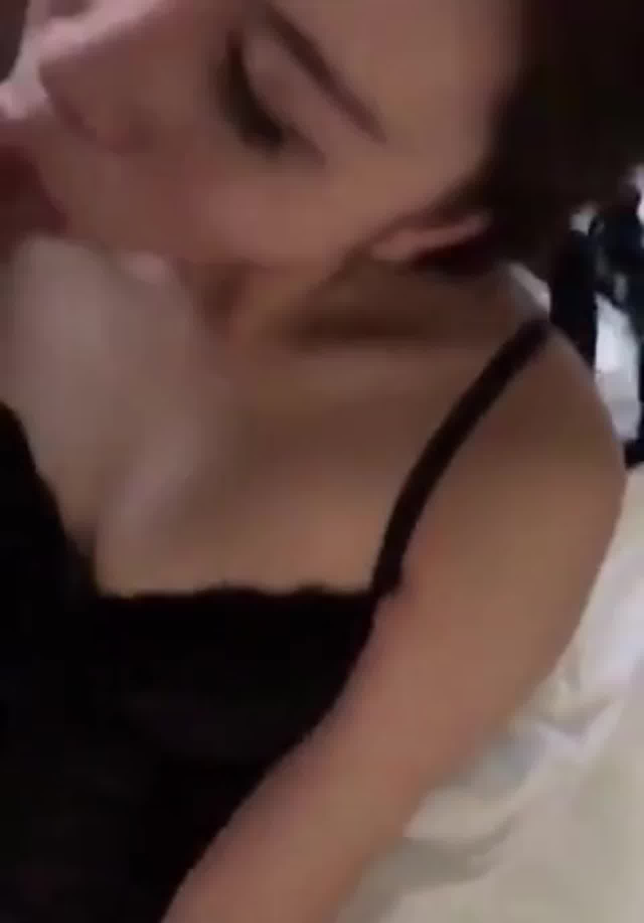  气质少妇一边给情人口交，一边用按摩棒插逼 的剧照6