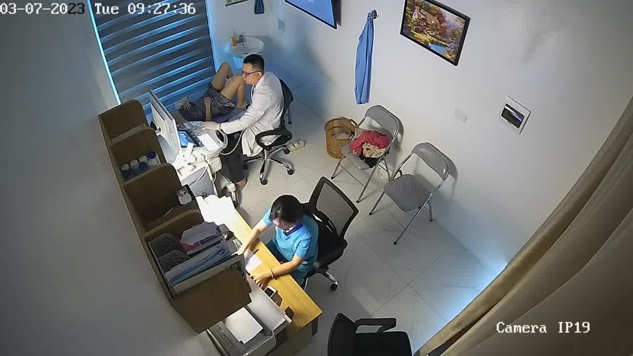  【医院3月监控】重金破解高清！猥琐男医生给漂亮女病人仔细检查身体完整版！ 的剧照10