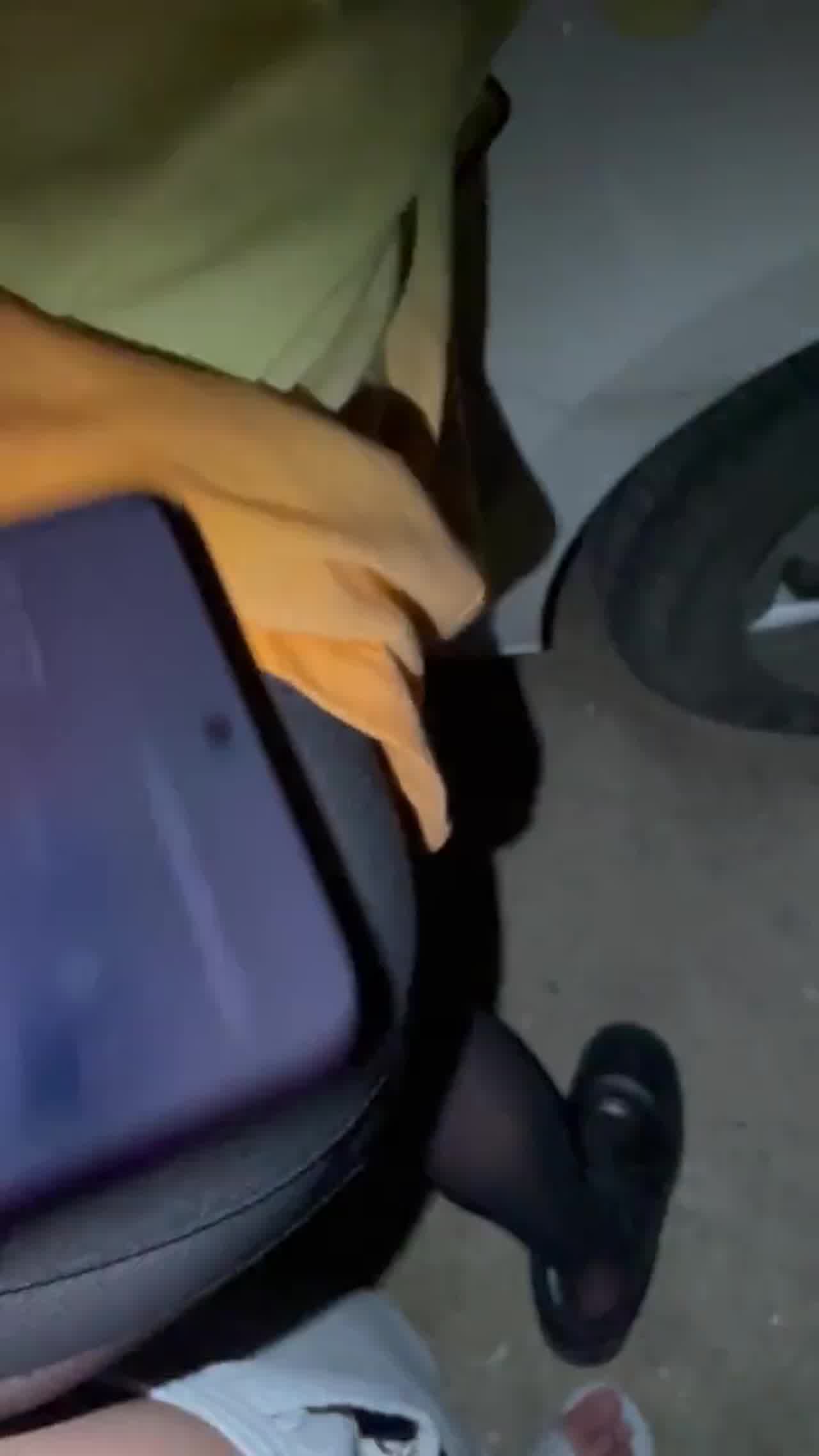  寻求刺激户外野炮啪啪 真不怕路人发现 的剧照4