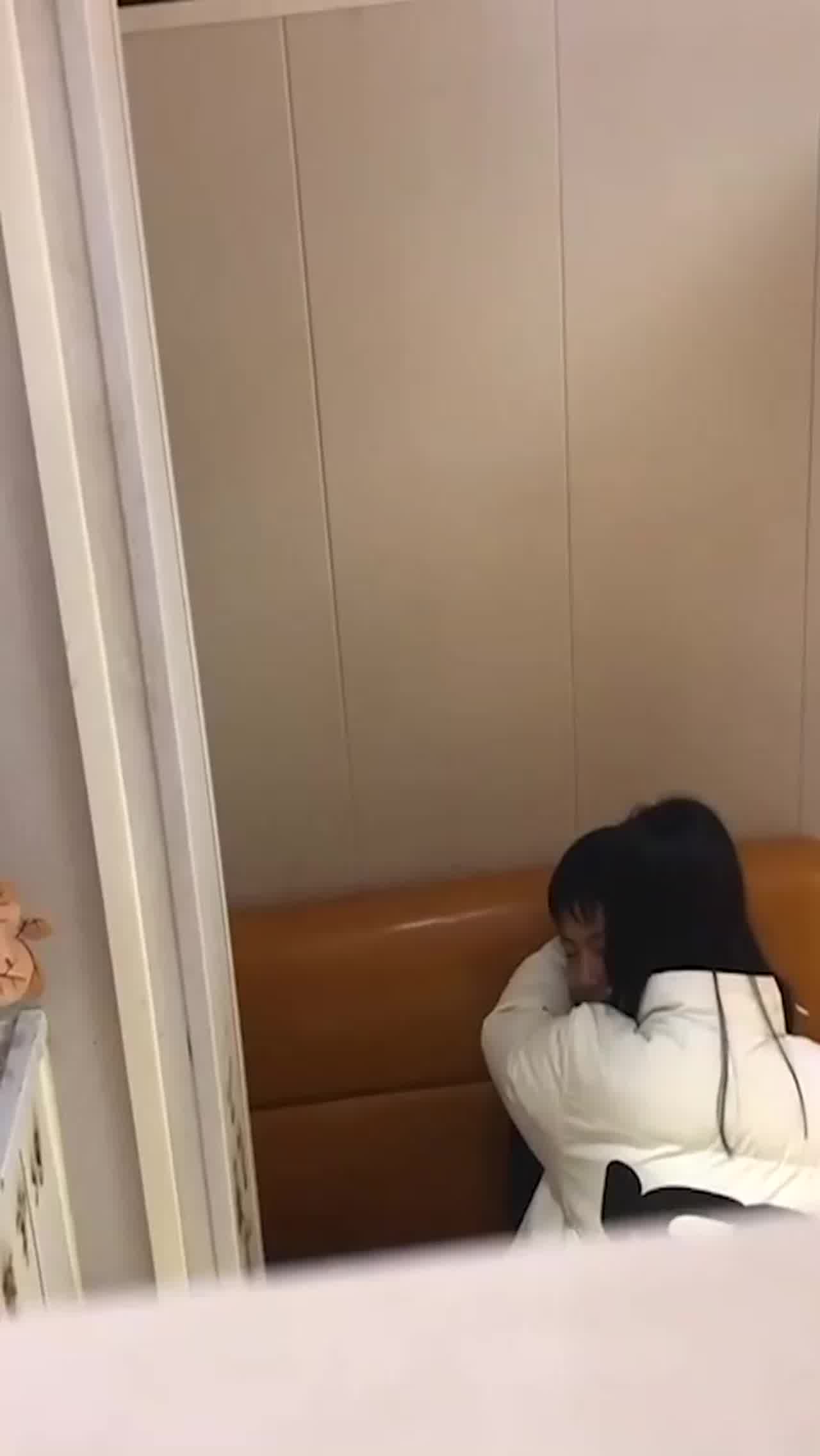  冒死偷拍小情侣餐厅包间，饥渴难耐沙发上抱操，哼哼唧唧的声音引人陶醉 的剧照7