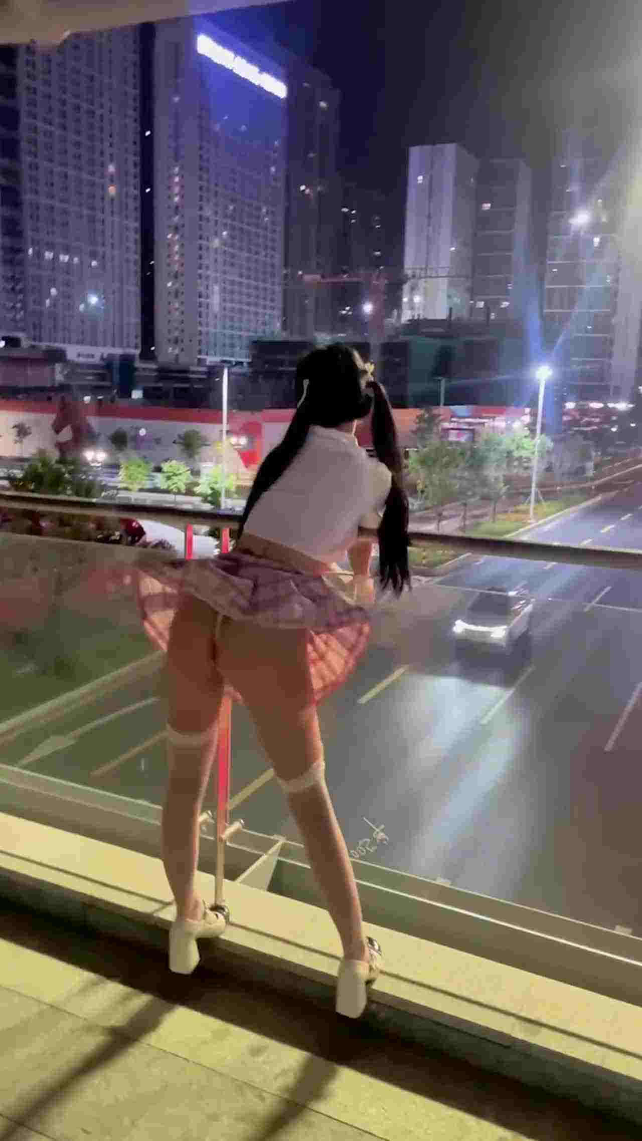  发情双马尾 明明是熟女却要装幼齿 的剧照8