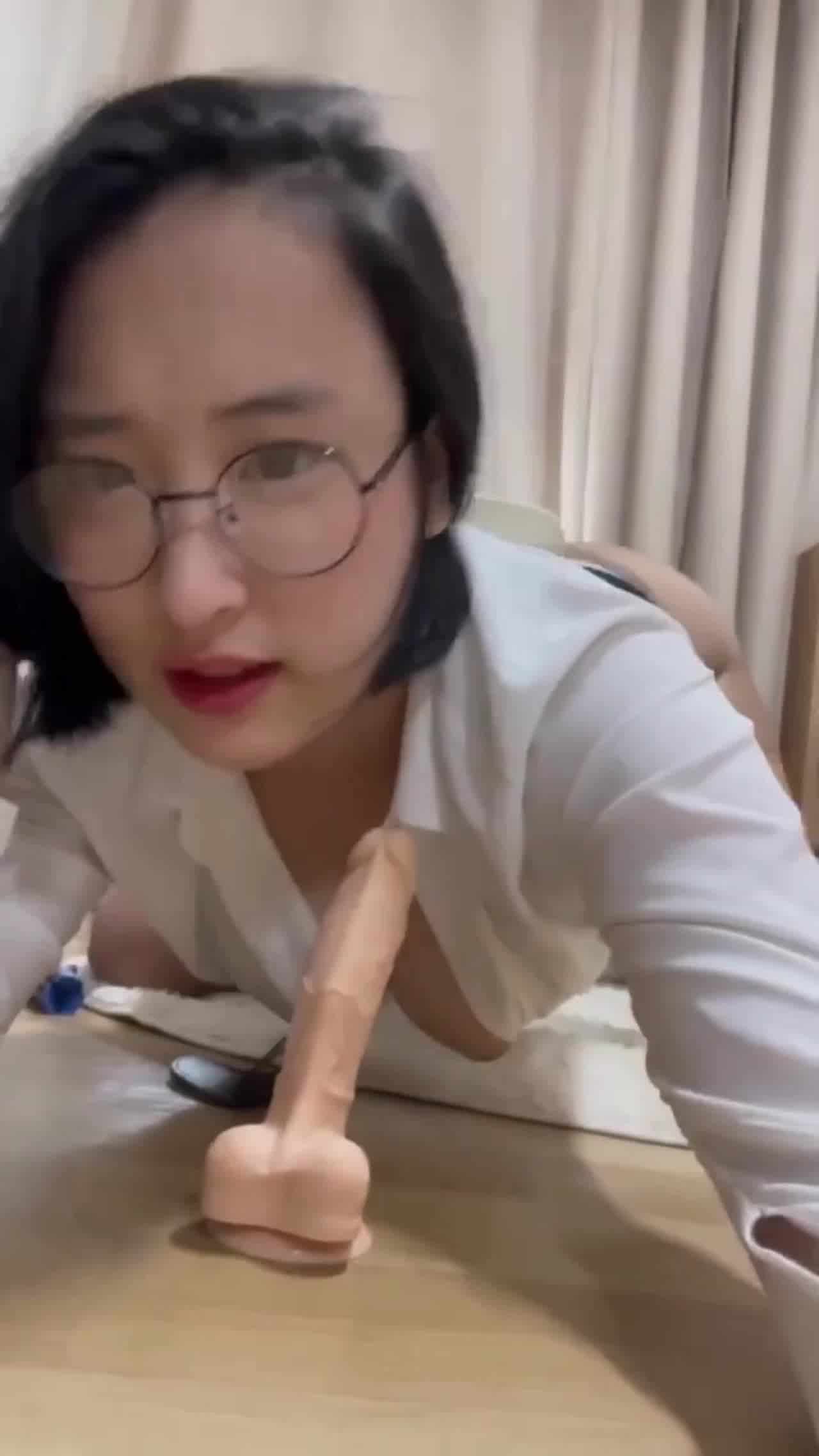  公司的眼镜ol小妹看似清纯私底下是个骚妹 的剧照6