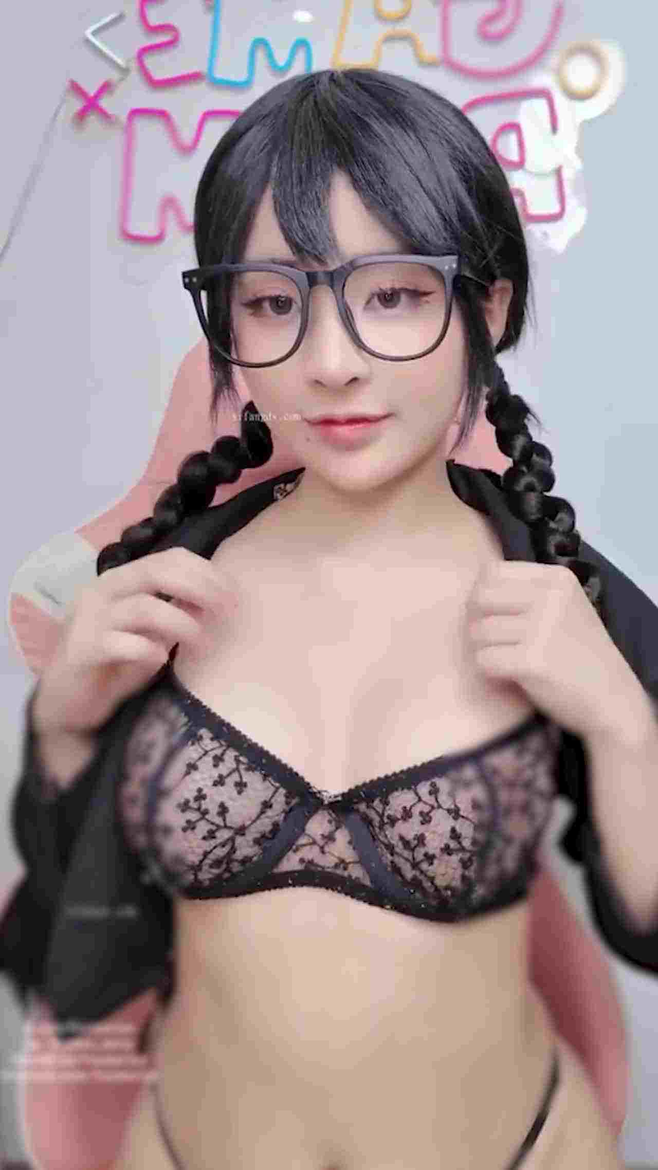  眼镜上女高清诱惑 的剧照8