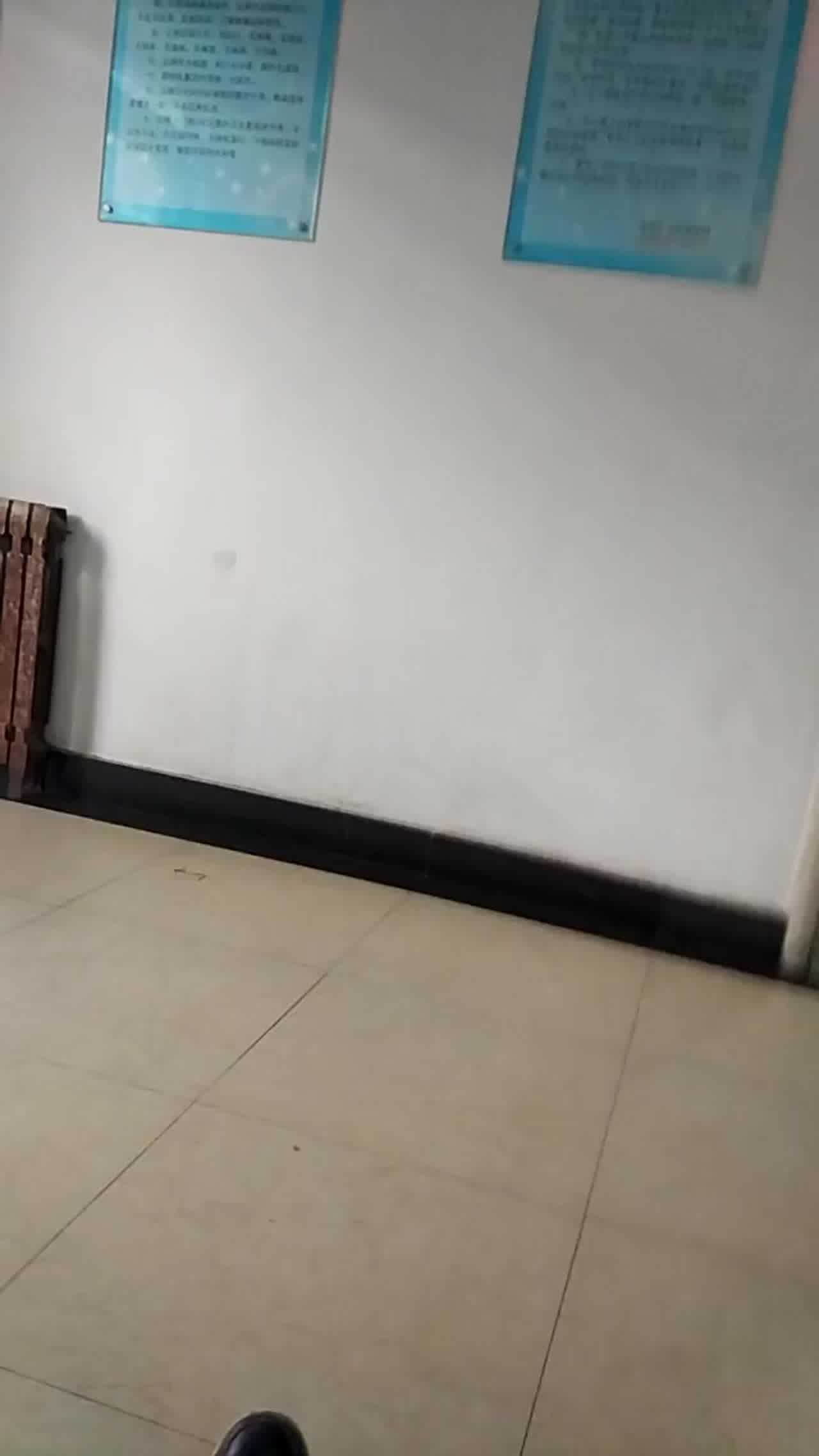  飞机侠对撸黑丝少妇，受不了胡乱射精洒满地 的剧照1