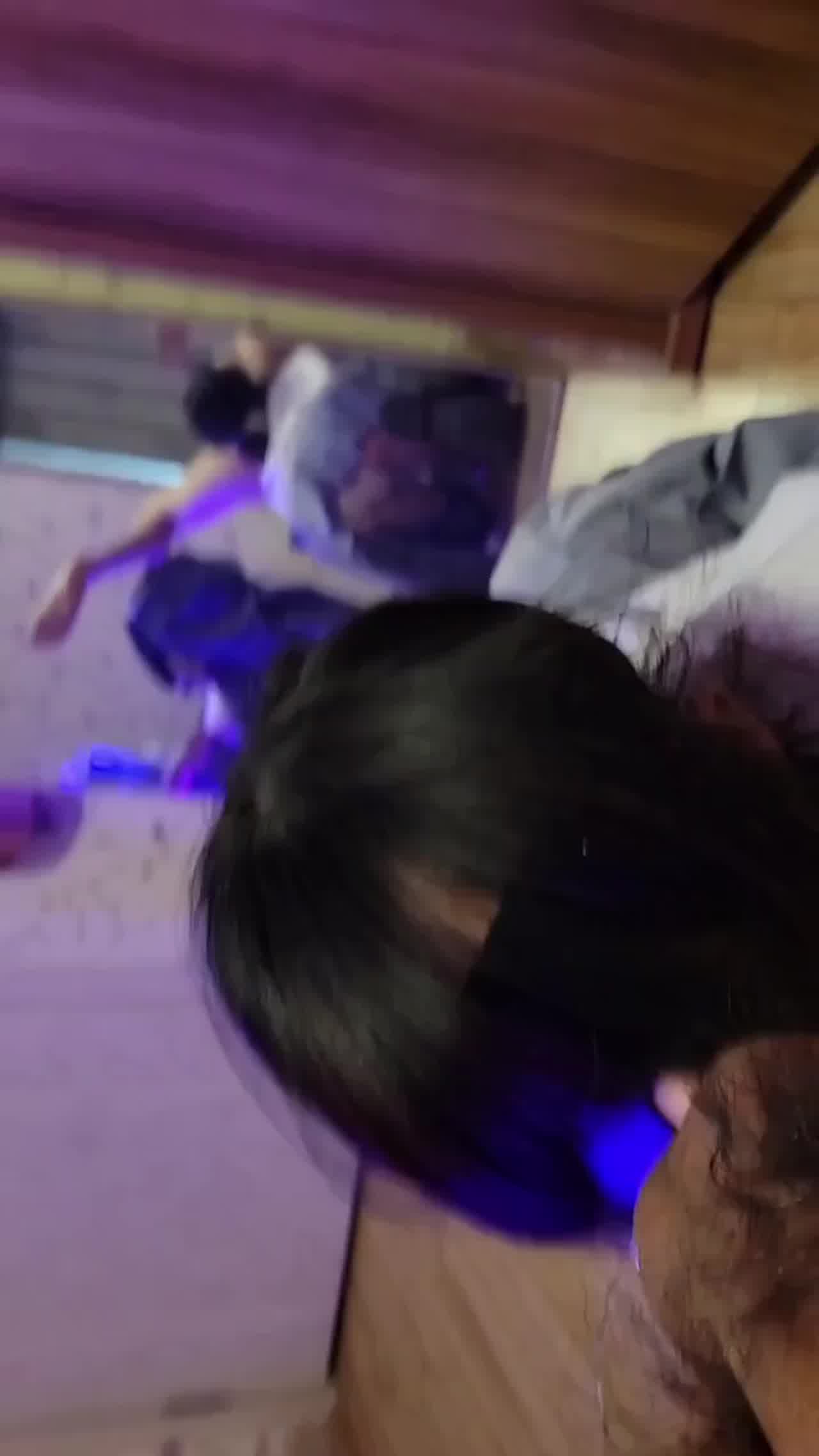  “爽~爸爸”对话淫荡，四眼PUA调教大神圈养高颜值极品超嫩妙龄美少女 2_x264 的剧照2