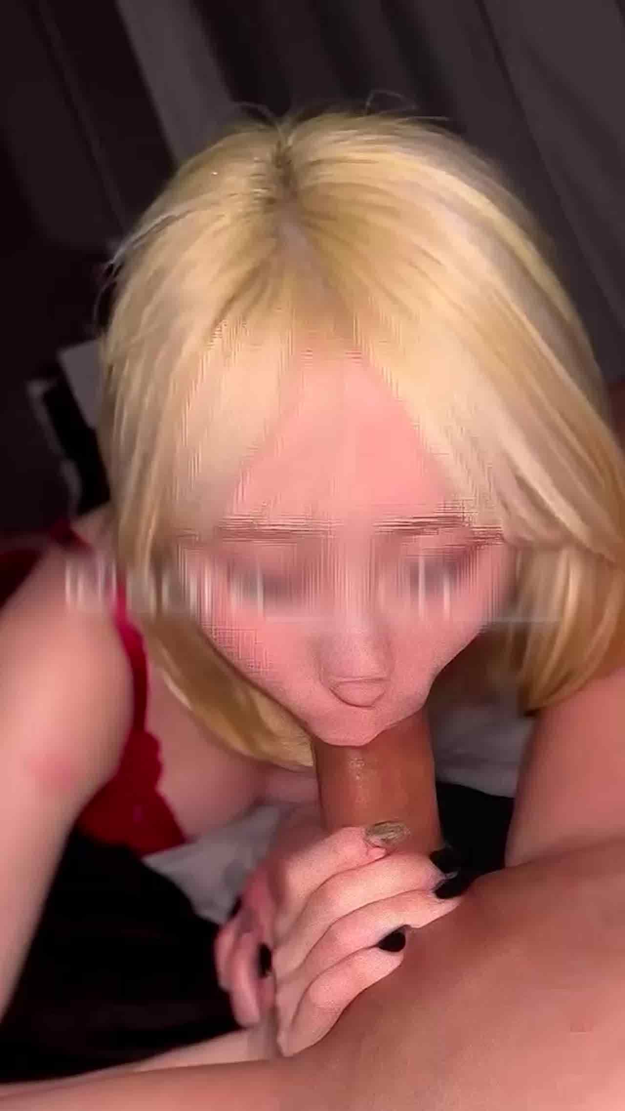  金发美人索拉着红色性感内衣，打马挡不住尤物的爽感 的剧照1