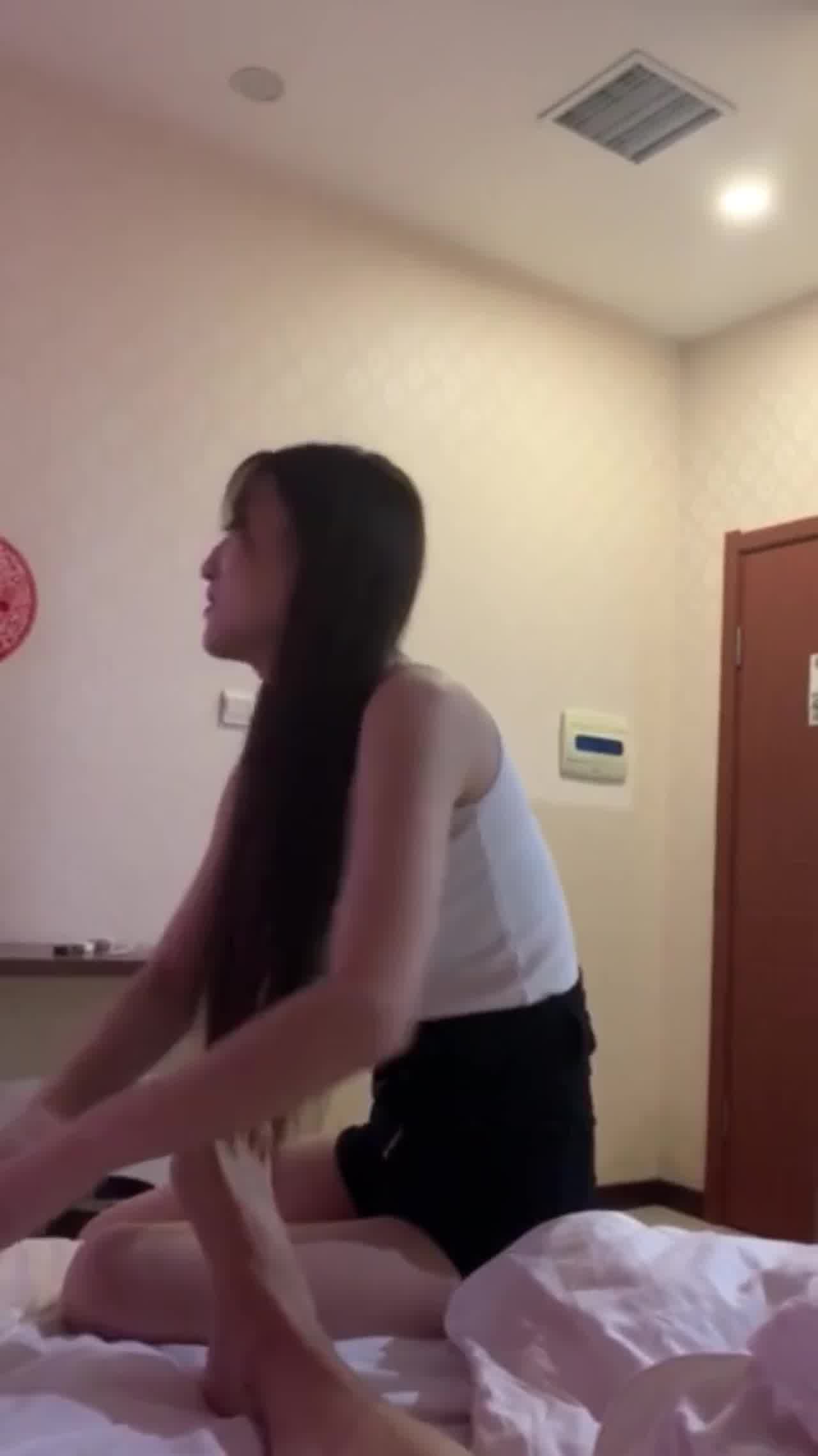  母狗静天生就是用来伺候男人的 的剧照7