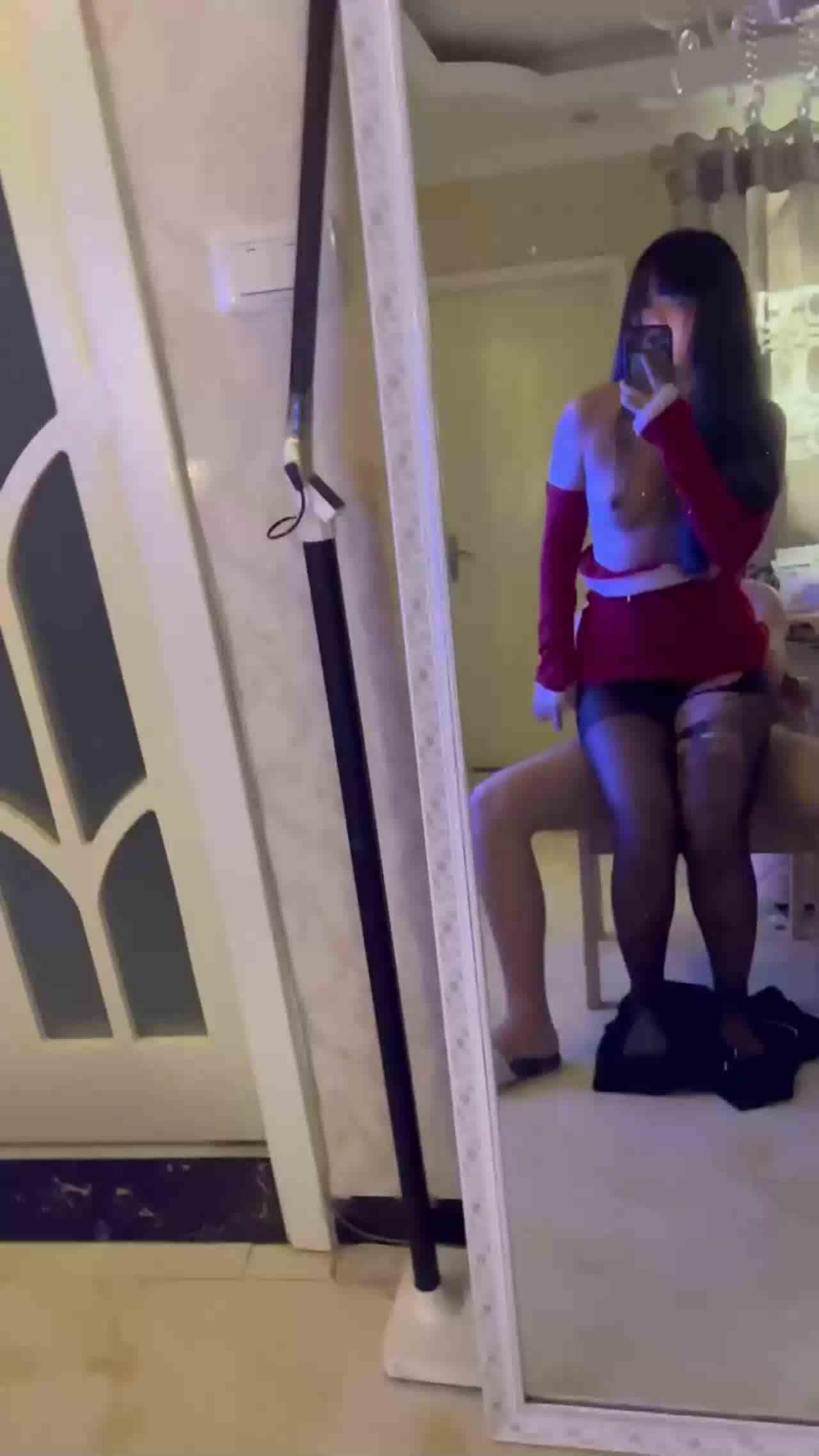  小情侣镜子面前女上位，叫声淫荡 的剧照3