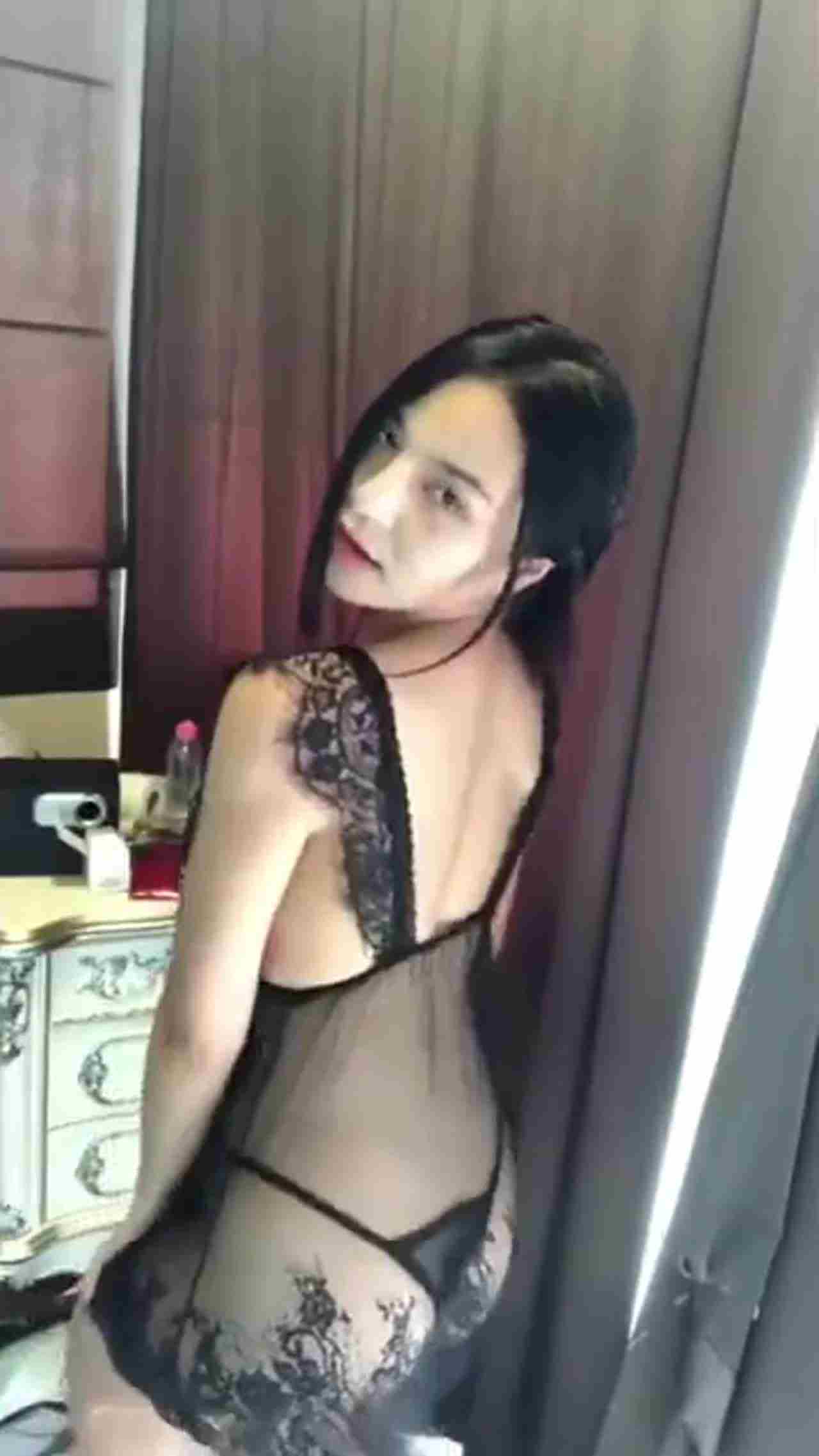  极品小姐姐蕾丝洋装诱惑 的剧照3