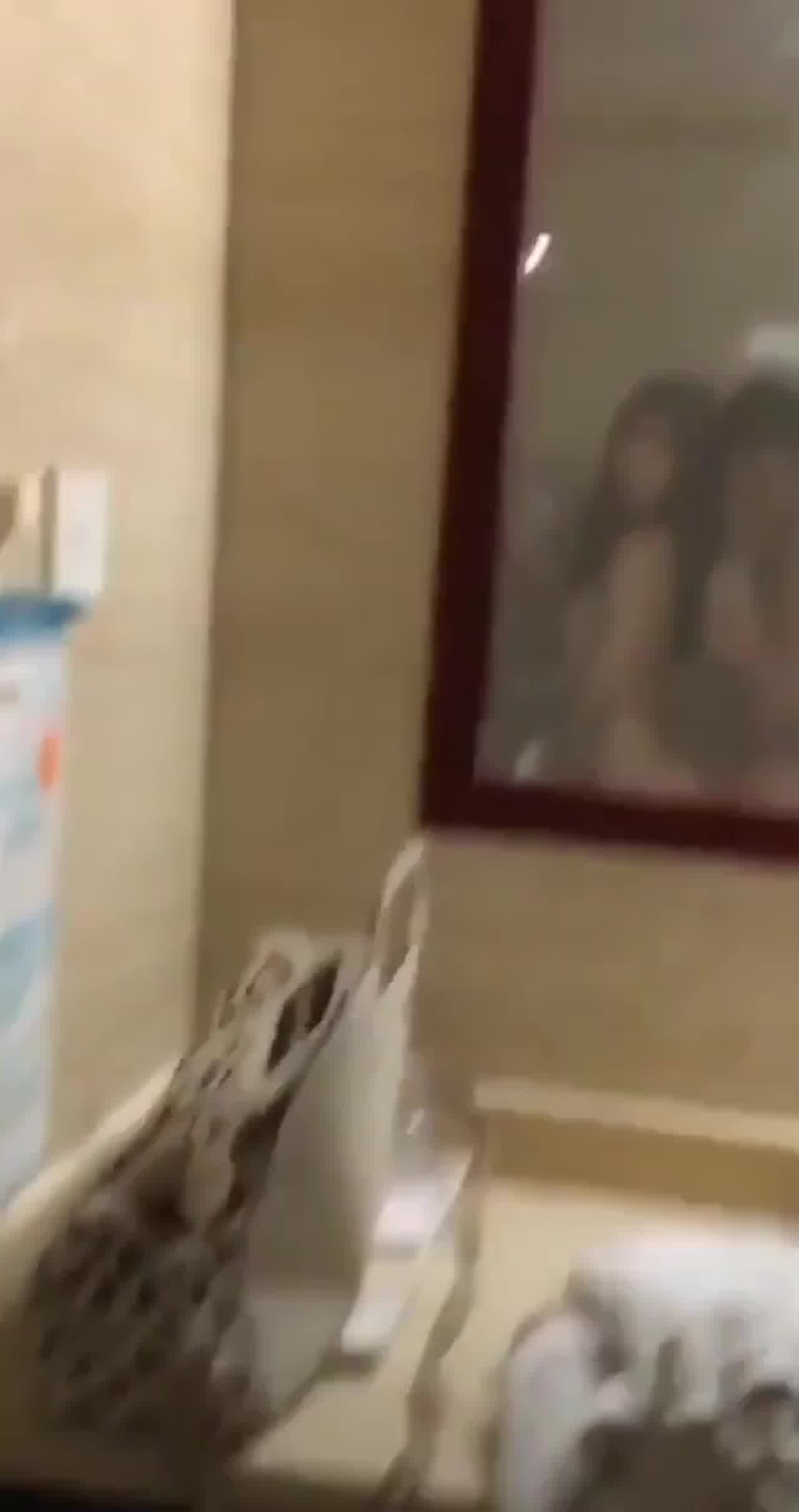  网曝门泄密 大眼嫩妹浴室激情性交 的剧照2