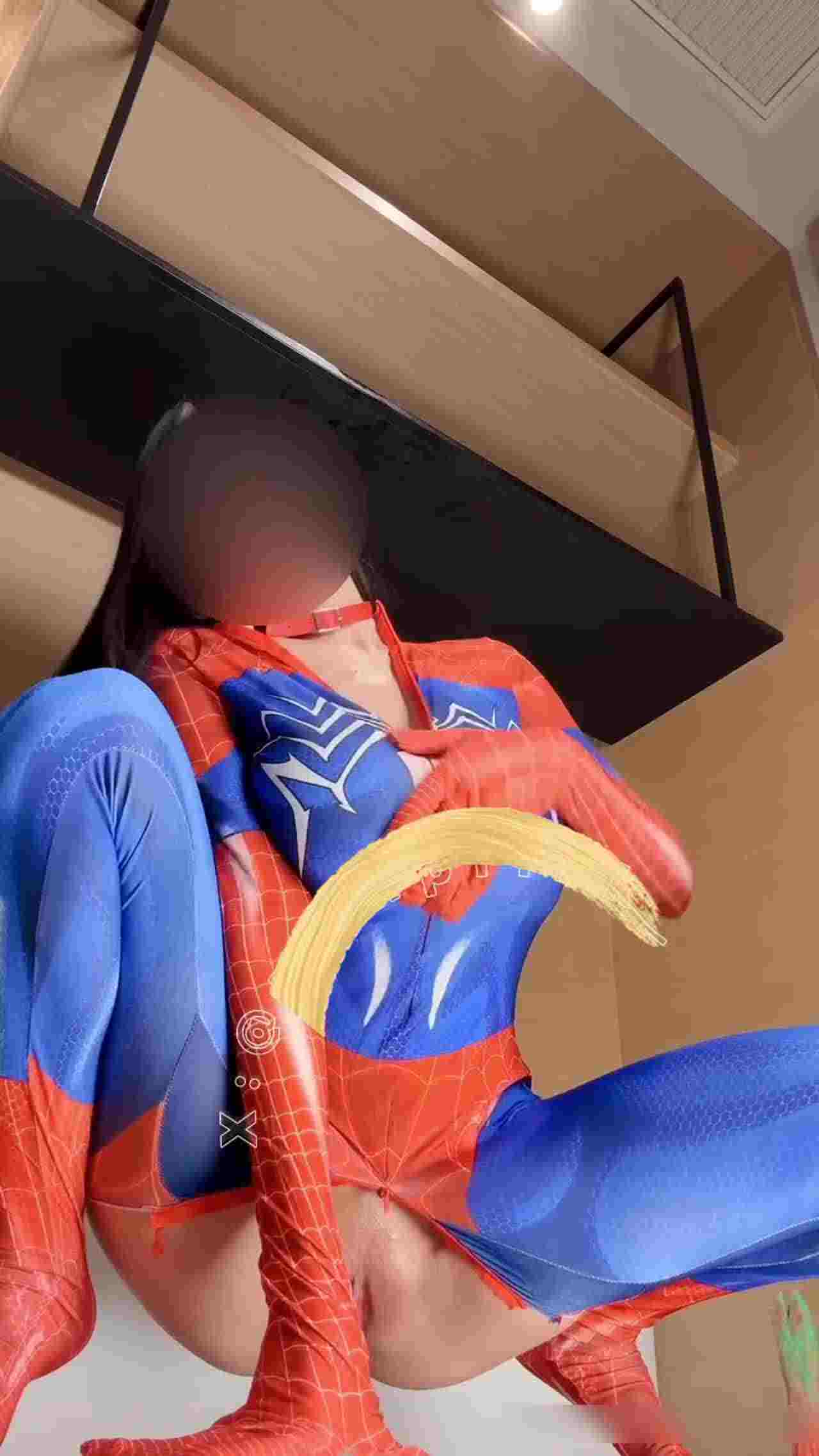  【史上最强人体喷泉！】cos女蜘蛛侠自慰，这逼里面到底能赛多少颗小球？自慰出好多白浆，喷水都弄手机屏 的剧照3