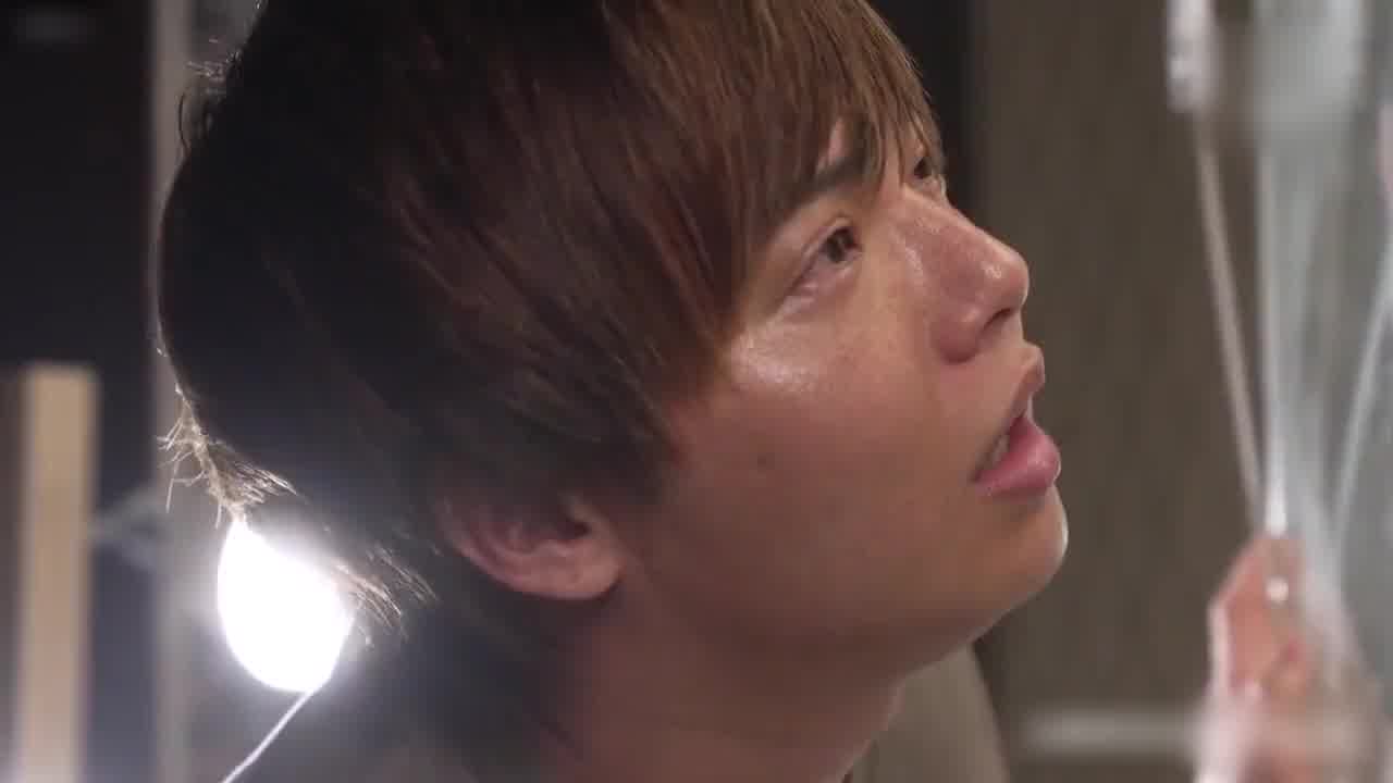  绿帽大哥隔着玻璃打手枪我狠操他老婆 的剧照1