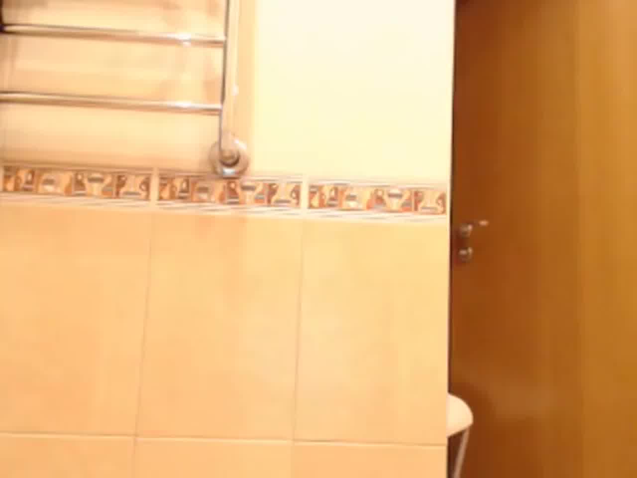  粉红奶正妹拿出女优神器满足自己！在浴室里不断呻吟喷了又喷：三角地带根本是涌泉 的剧照1