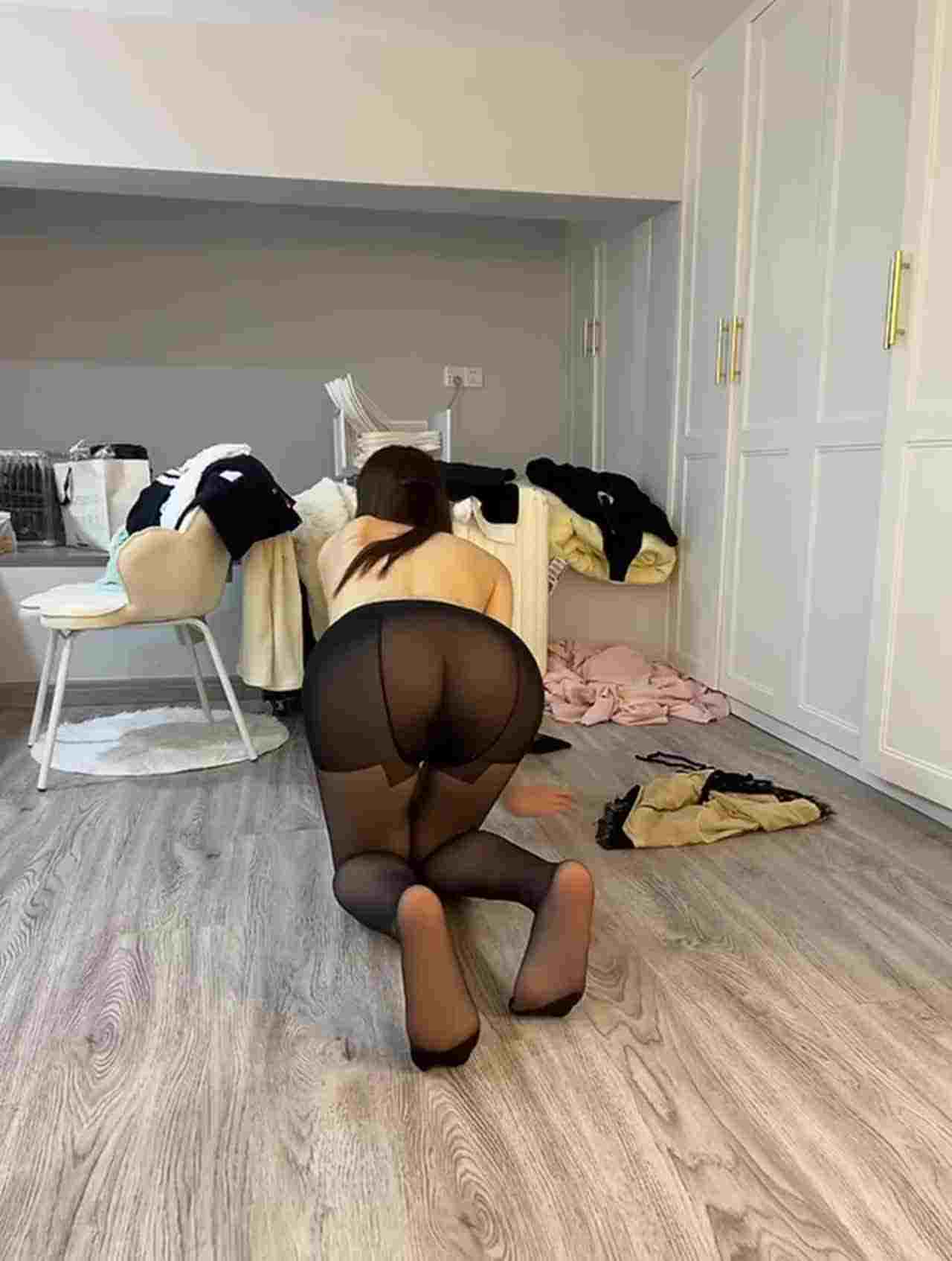  被主人调教的小母狗，舔鸡巴射出来精液搅拌饼干一起吃掉 的剧照5