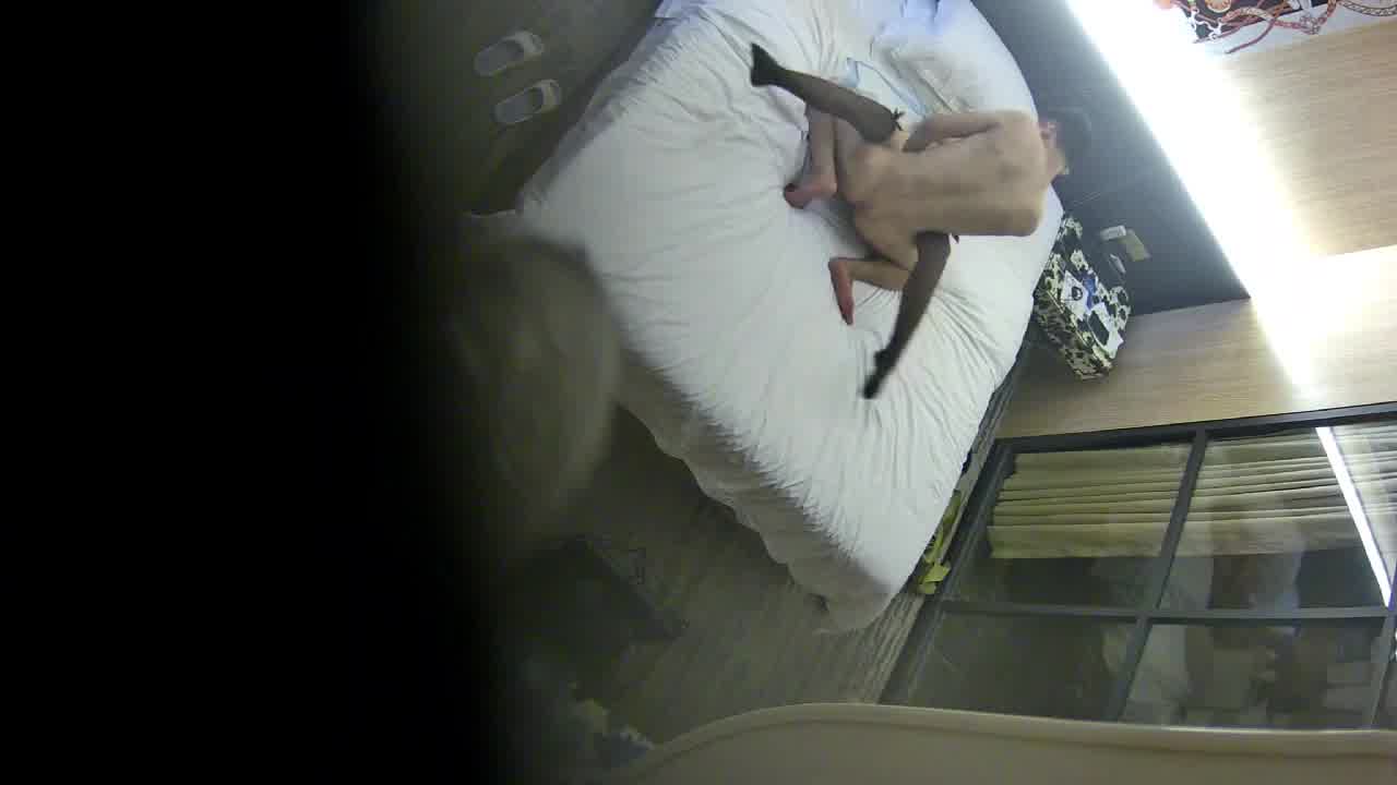  眼镜哥有那么漂亮的老婆每天都可以那么性福 的剧照5