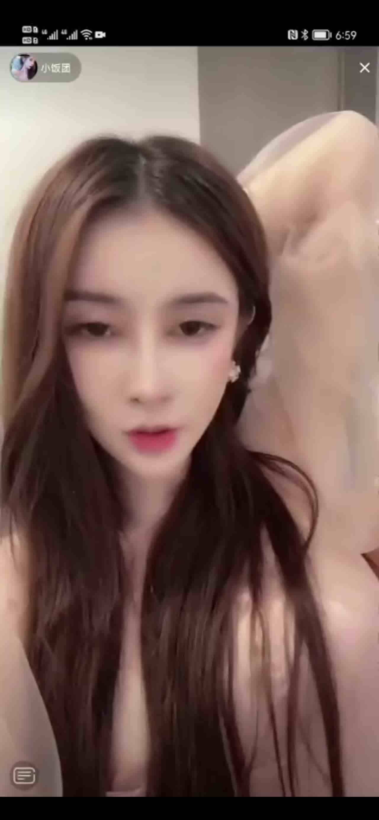  【抖音精选走光】有些是刻意为之，有些是不小心，学校课堂直播摘胸贴，还有抖音塞跳蛋直播，胆子真的太大了 的剧照2