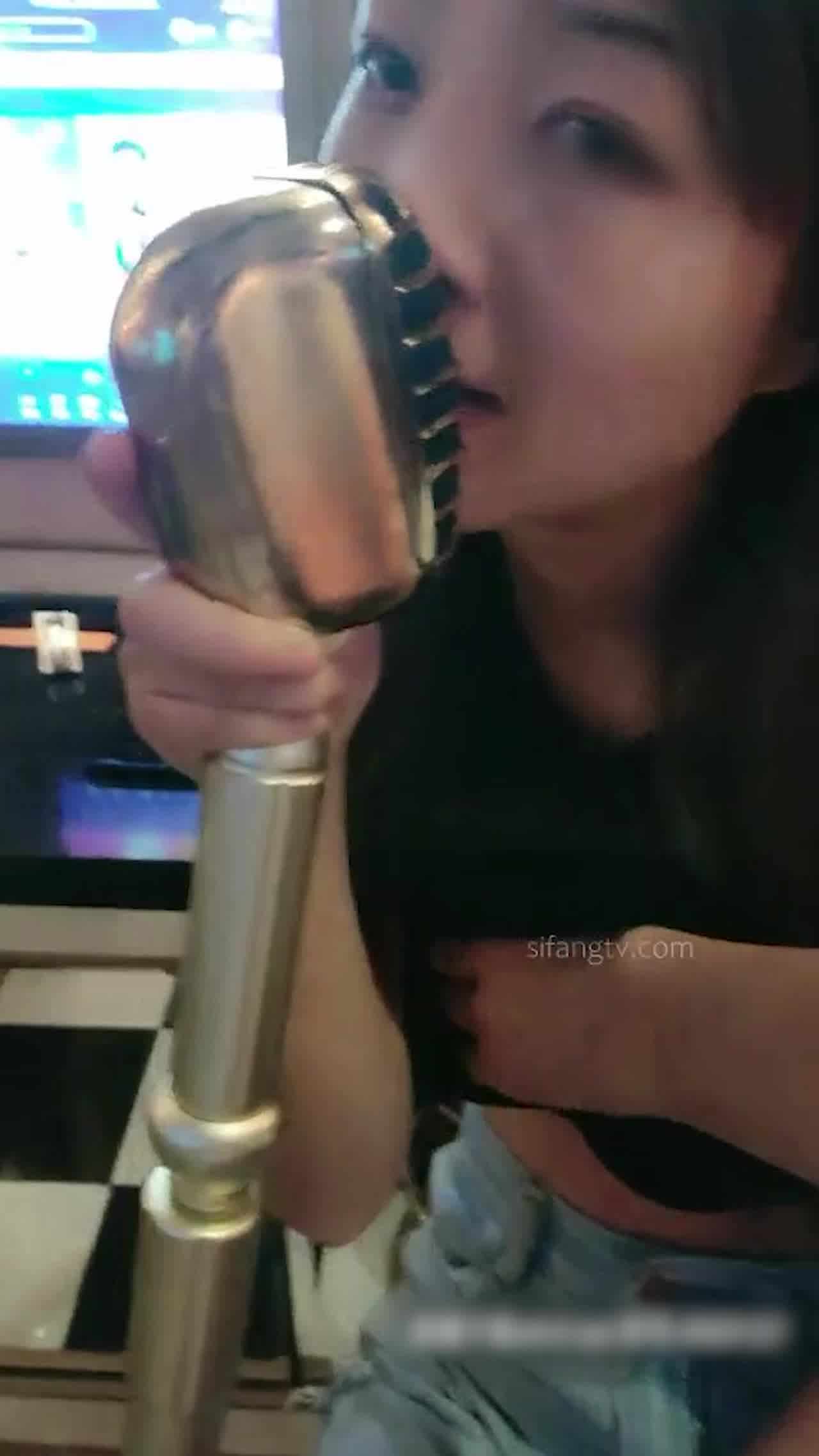  边唱歌边做爱一举两得又性奋和有趣 的剧照7