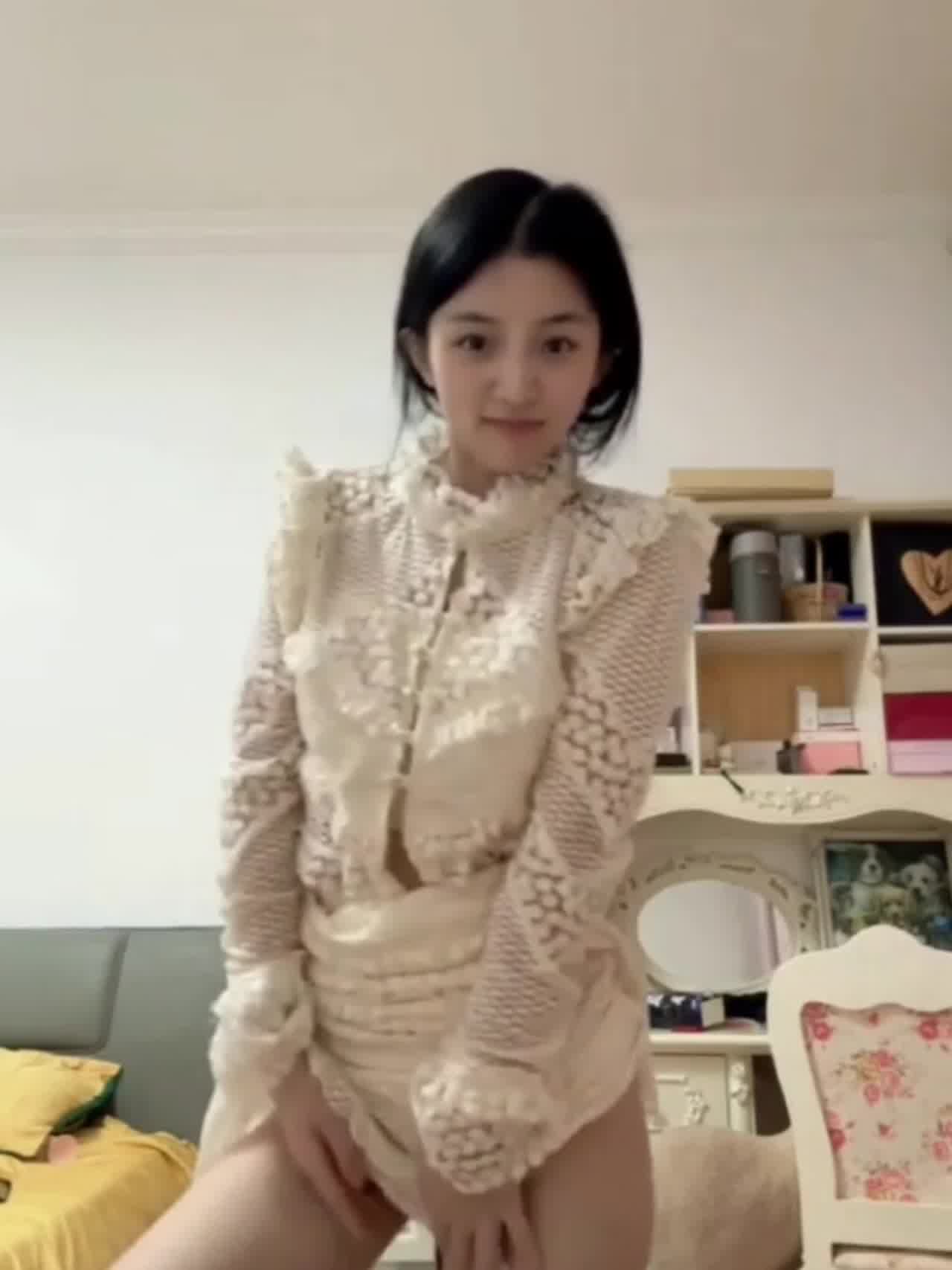  极品清纯大学生已玩到巨棒插穴才满足 的剧照1