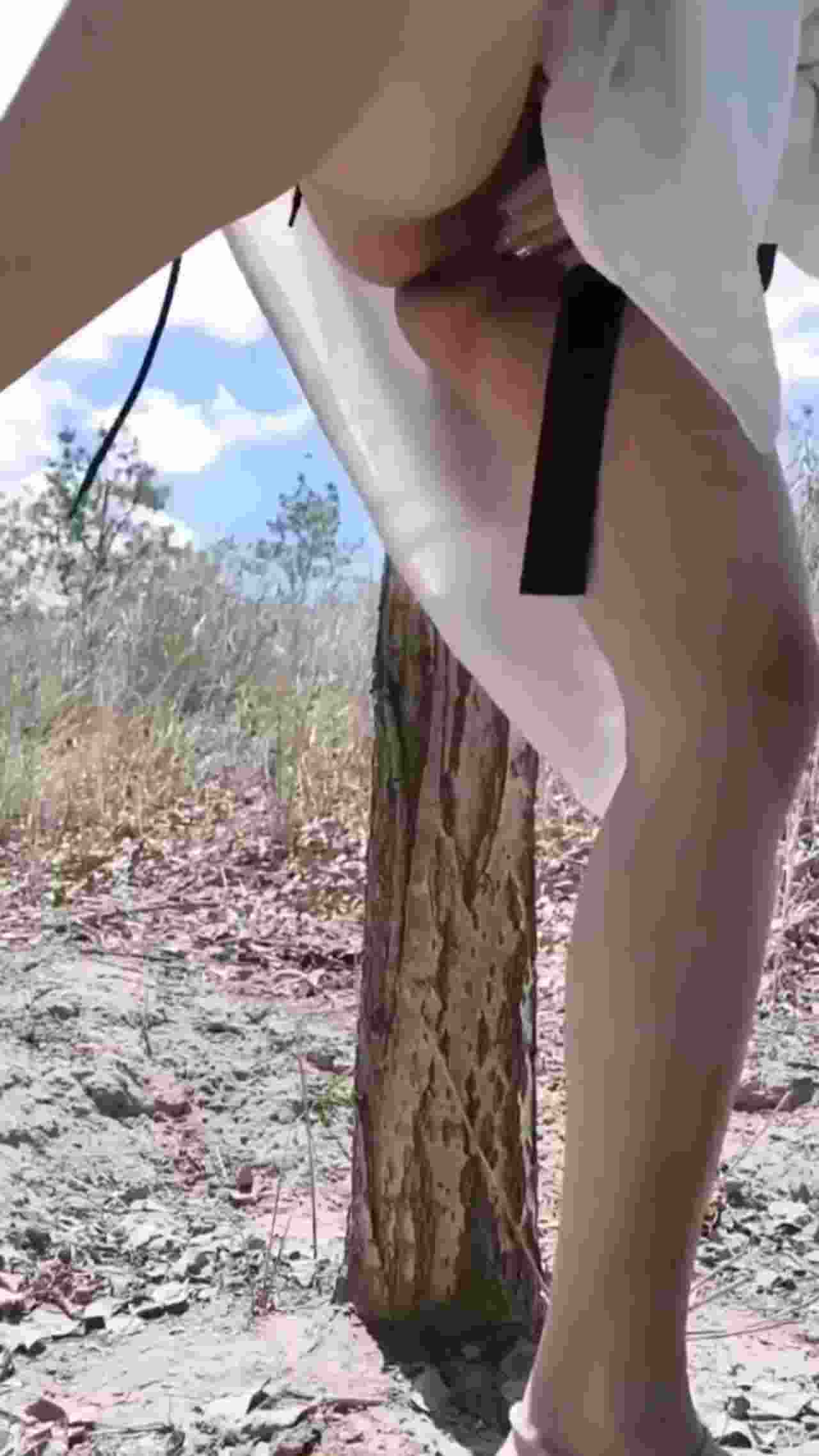  快手网红小雅户外漏出直播，路过小树 的剧照2