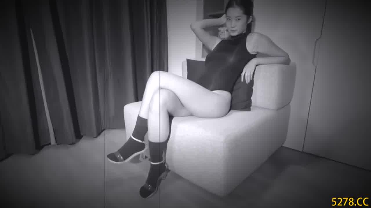  长腿嫩模外地旅游酒店激情干炮自拍男友大屌快速抽插 的剧照1