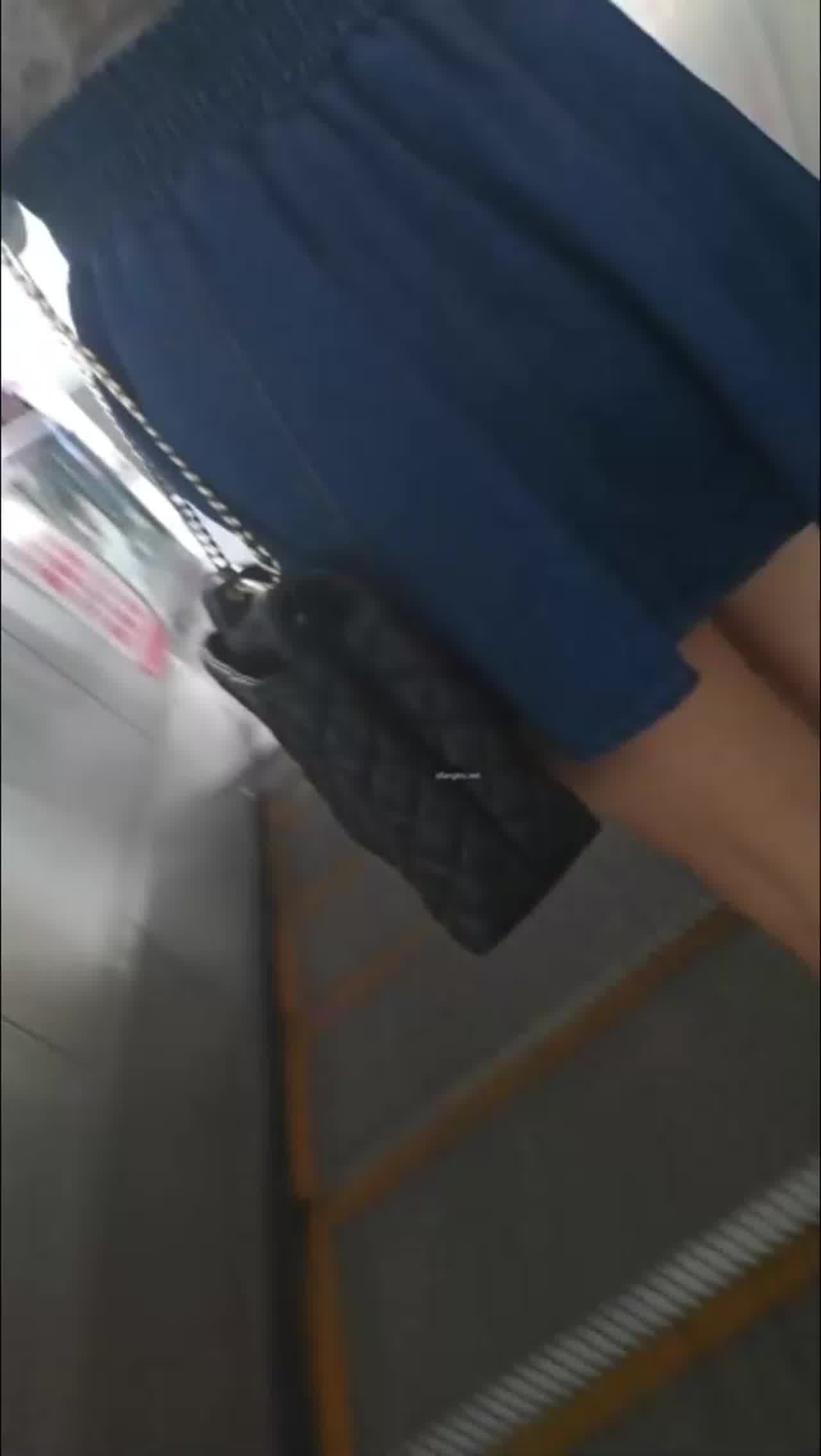  【重磅黑料】户外大神，公共场所，尾随美女，掏出鸡巴就对臀部喷射精液！翻车了：哎呀变态，曹尼玛，傻B啊 的剧照1