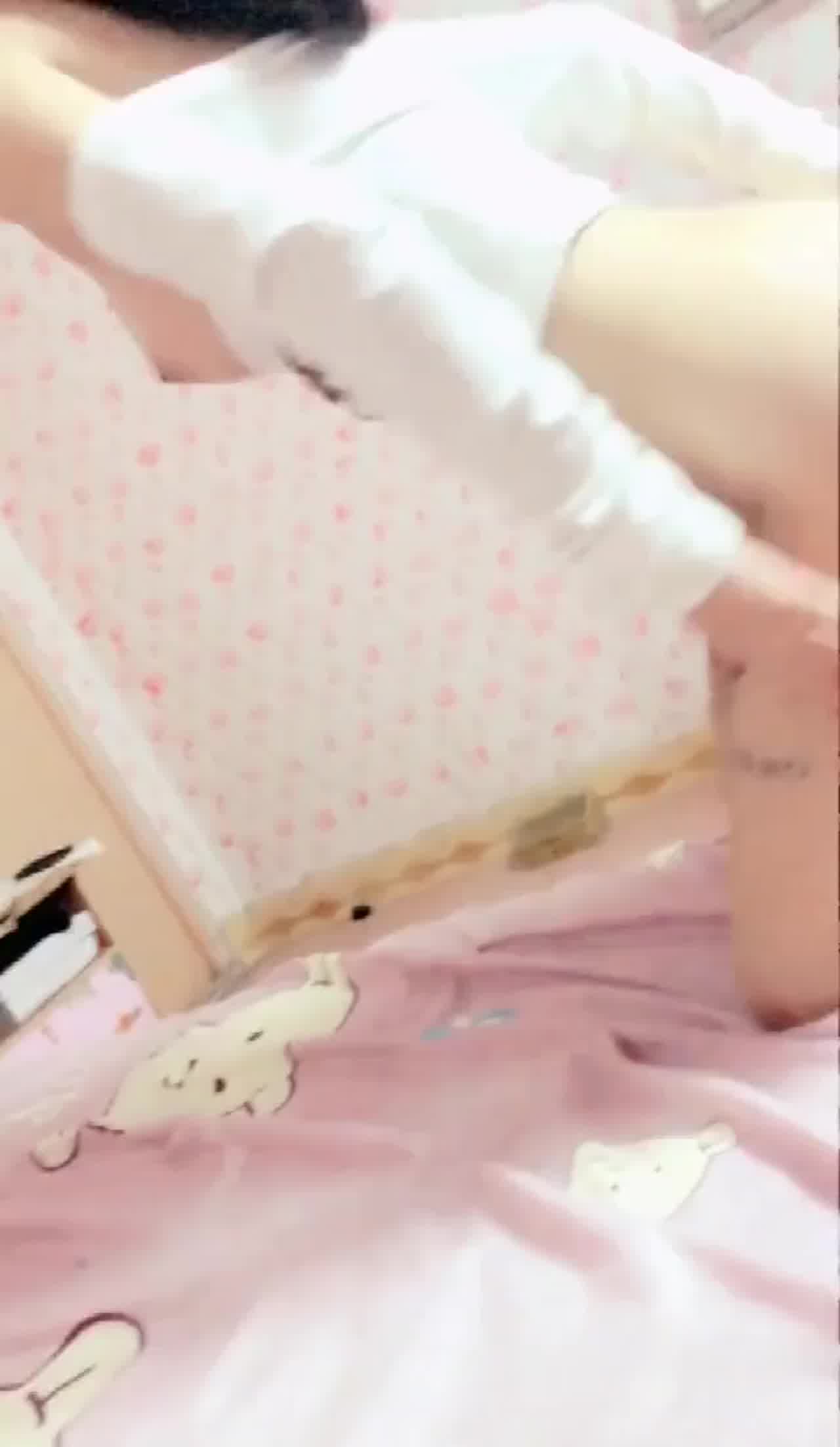  肆意玩弄摧残小萝莉超粉嫩穴 的剧照2